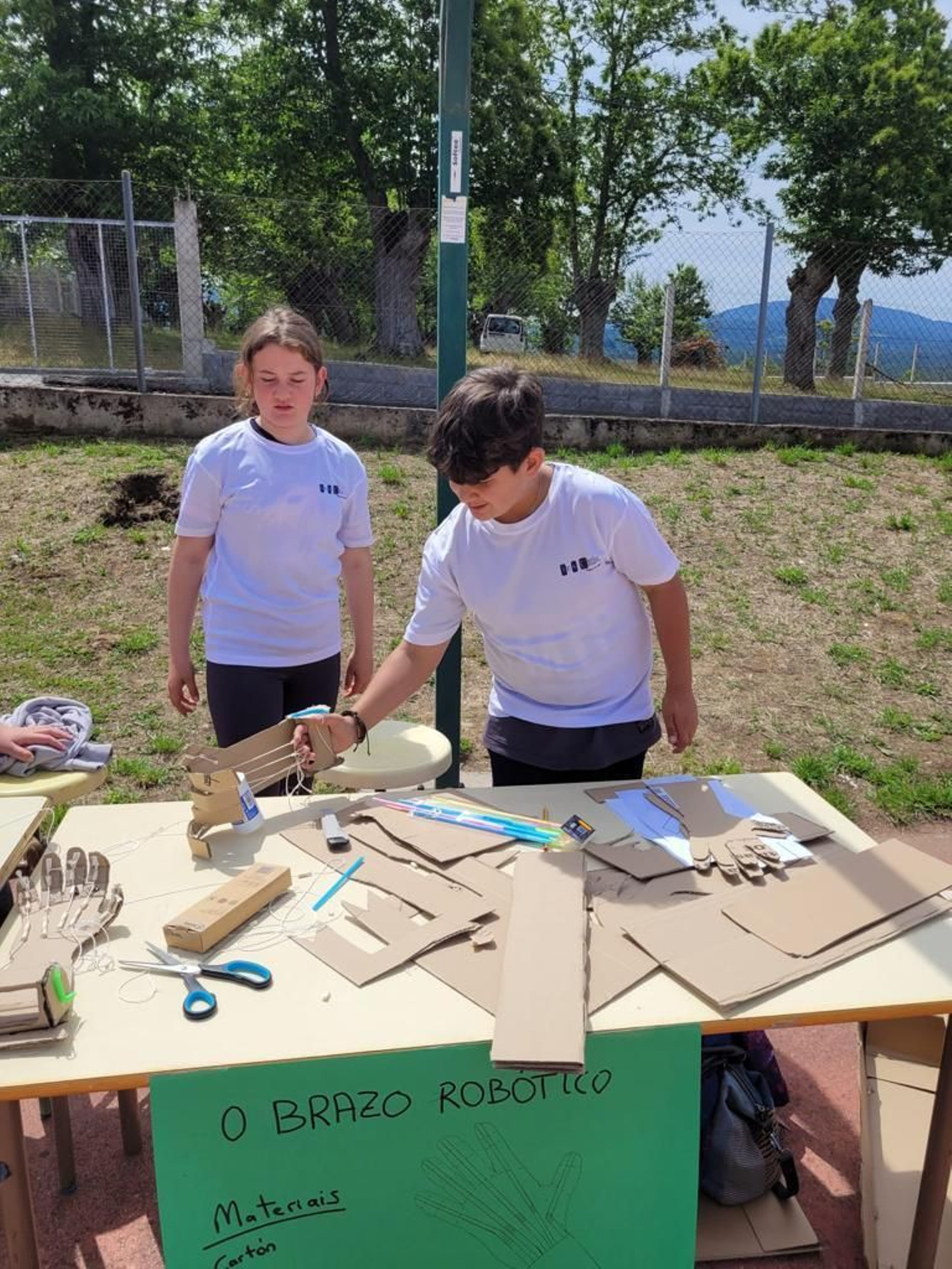 Alumnos del Instituto Carlos Casares de Viana do Bolo mostrando sus experimentos