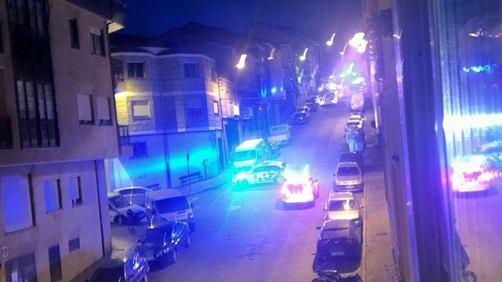 Fotografía de un vecino a la llegada de los servicios de emergencia por el incendio