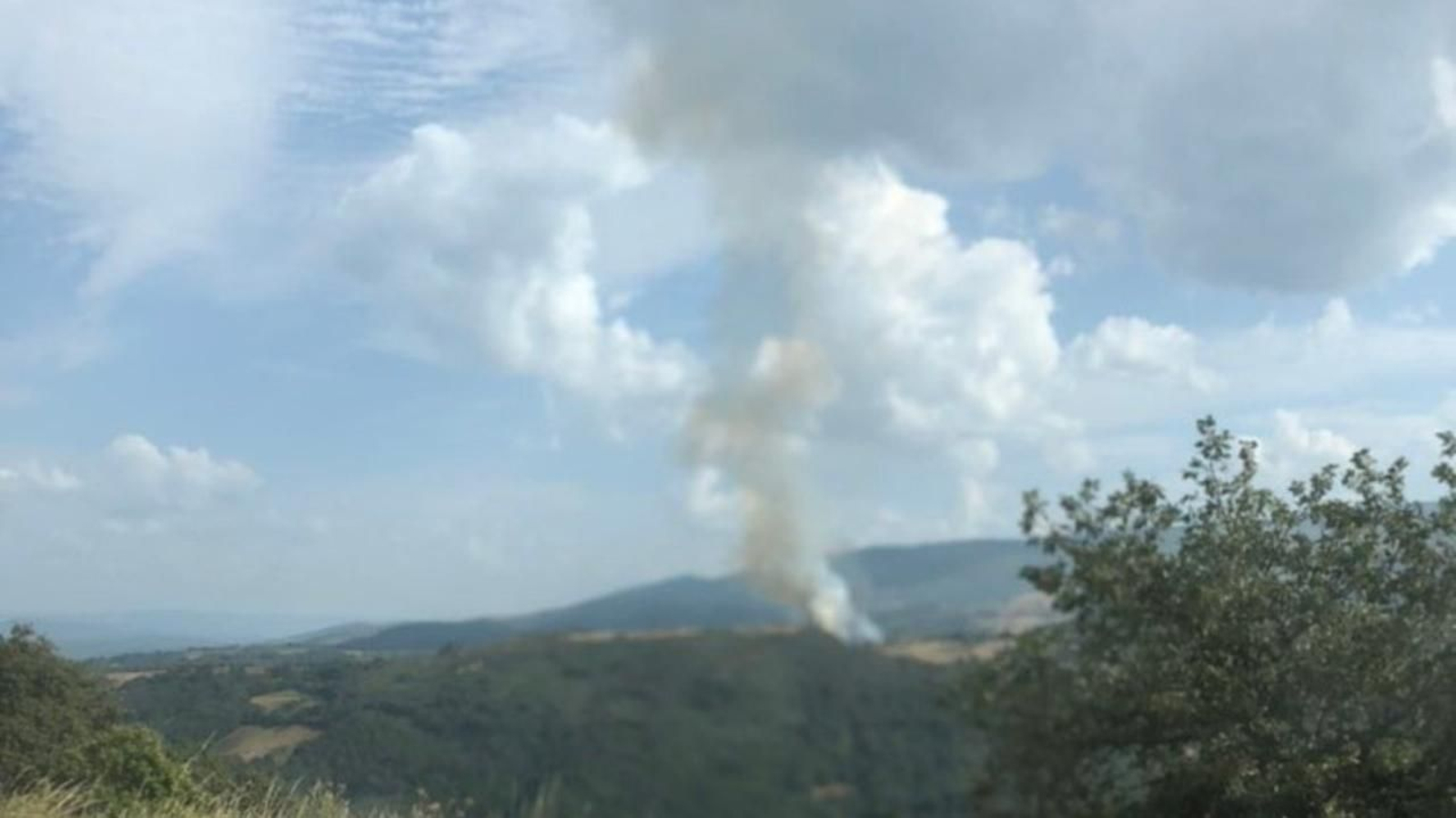 Columna de humo de un incendio en Trives. @IncendiosGalicia