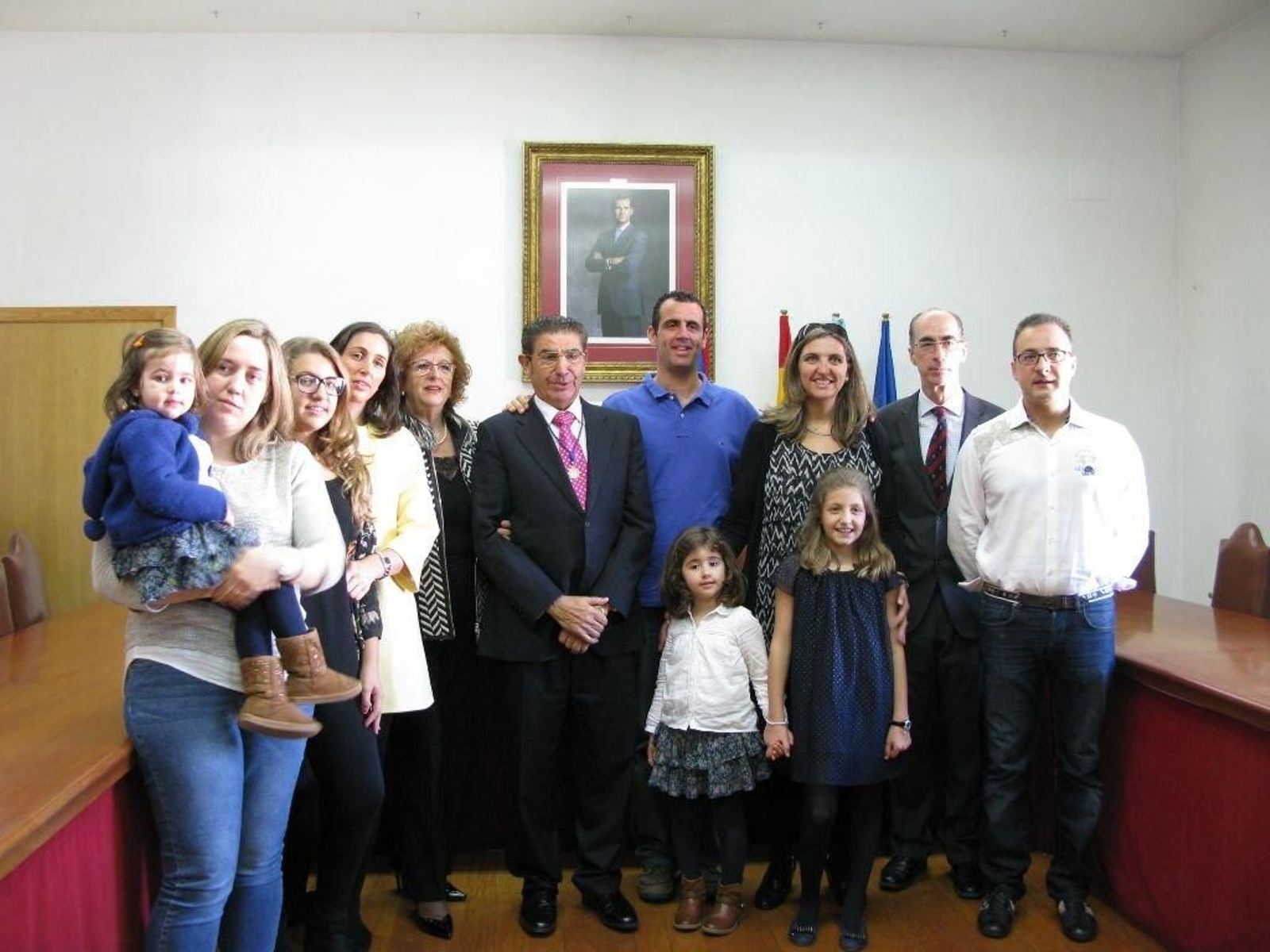 Ramón Rodríguez Quintas recibió ayer la "Carabela de Oro" (una medalla con la carabela esmaltada) de manos del alcalde, Jesús Vázquez Almuíña.  En la imagen, Quintas en el centro acompañado de su familia y el regidor.