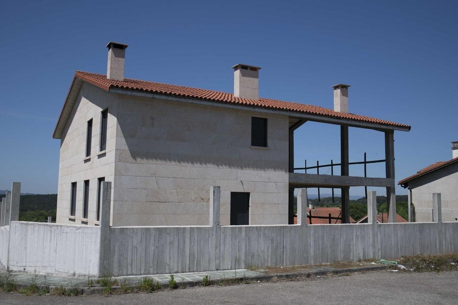La situación de las obras de la urbanización Val do Seixo, en A Manchica, se encuentra en un limbo legal. (Foto: Xesús Fariñas)