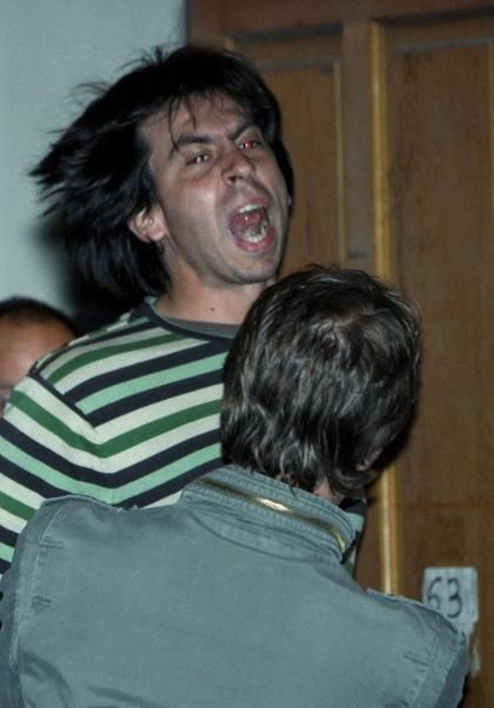 Igor Suberbiola se resiste al ser trasladado para el registro del piso de Burdeos. (Foto: Bob Edme)