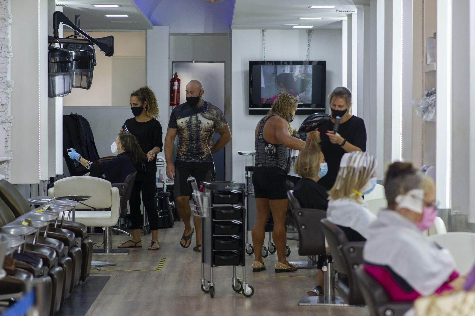 Actividad en la peluquería de Paco Gallego este lunes (Foto: Martiño Pinal).