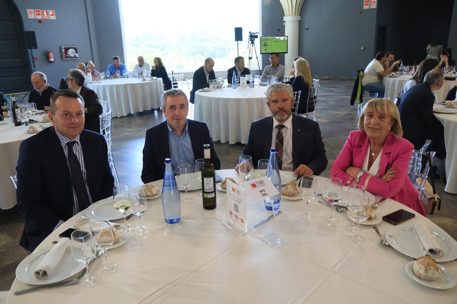 MESA RÍO SIL.
Carlos Barbosa, subdirector general de La Región; Julio Rodríguez, director de Atlántico; José Manuel Nogueira, de Abanca, y Marisol Nóvoa, presidenta de la Confederación Empresarial de Ourense (CEO).