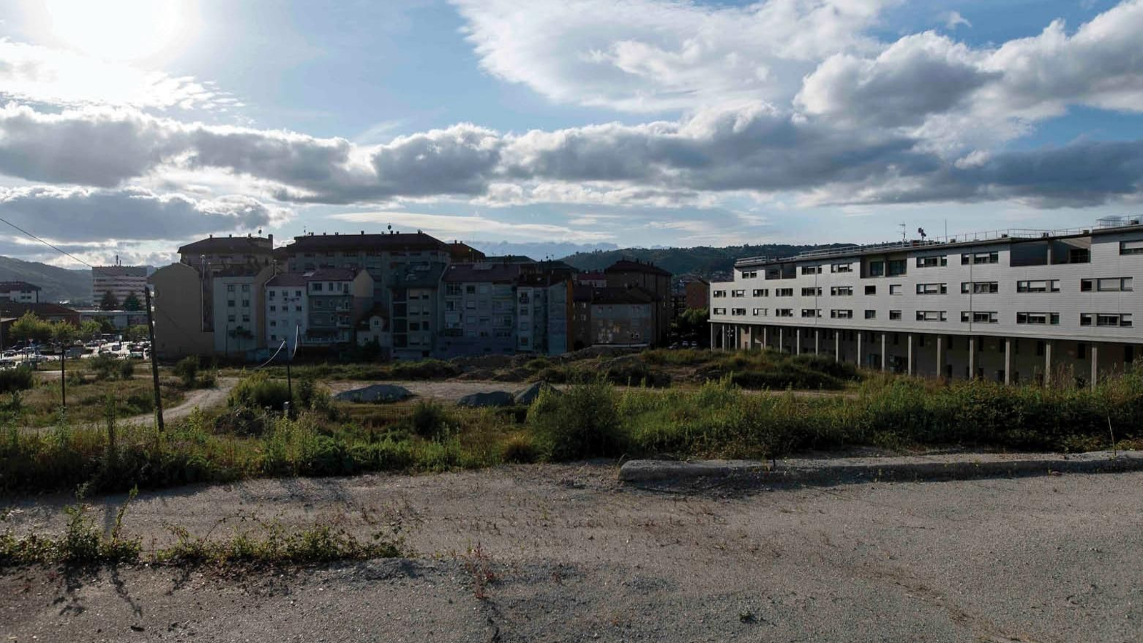 Solar donde está la residencia universitaria, a cuya urbanización deberá contribuir la UVigo (MARTIÑO PINAL).