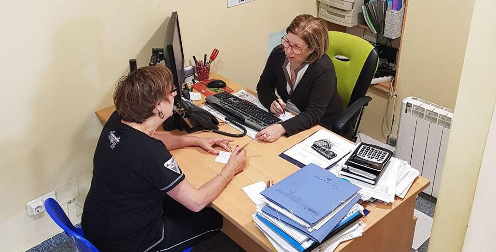 La directora general de Emigración y presidenta de AEERA se reunieron en Gijón.