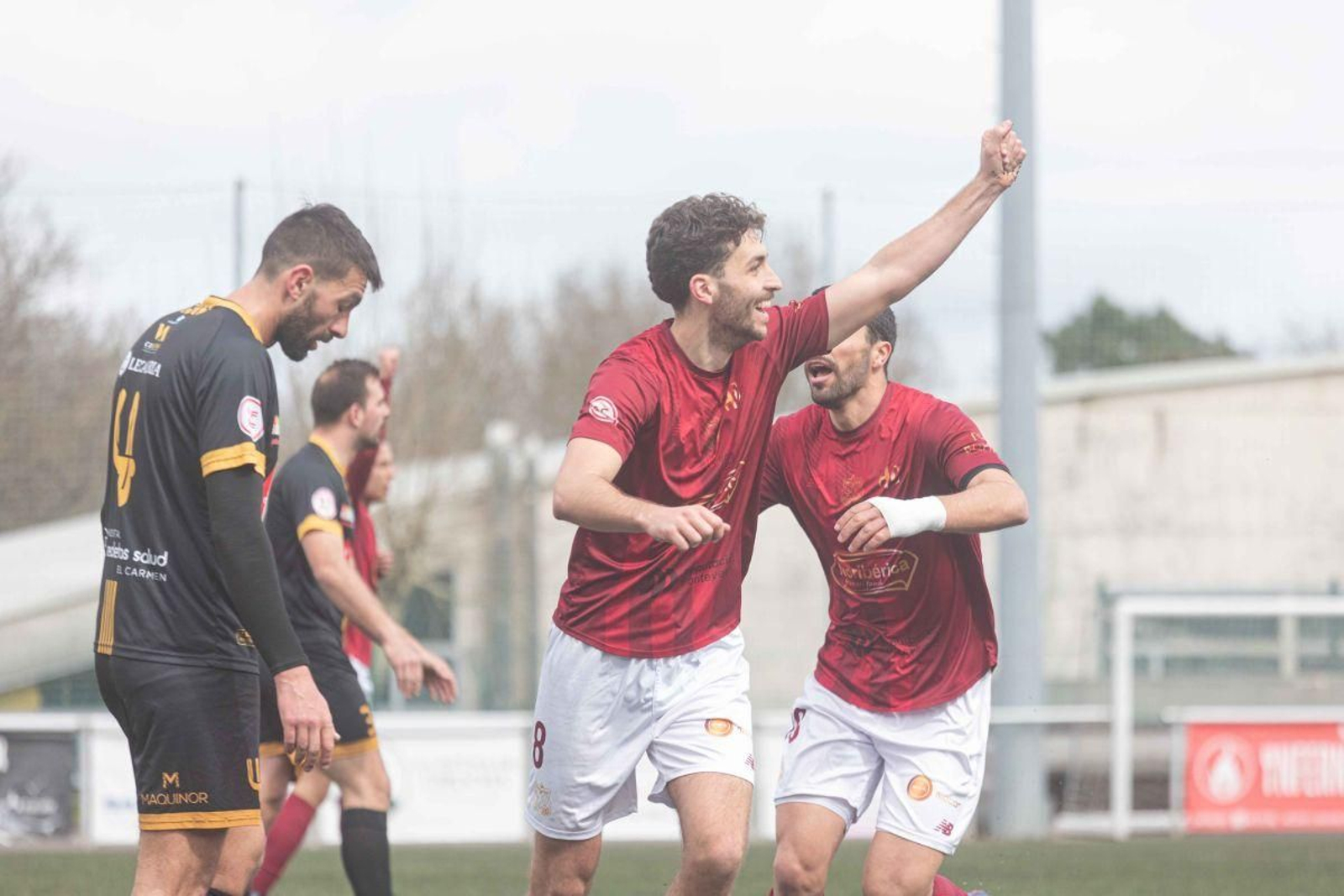 Marcos Mella, jugador del Estradense, celebra su gol.