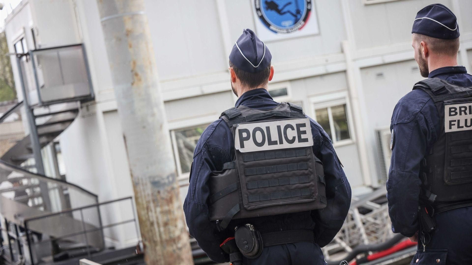 Foto de archivo de dos policías en Francia en un operativo.
