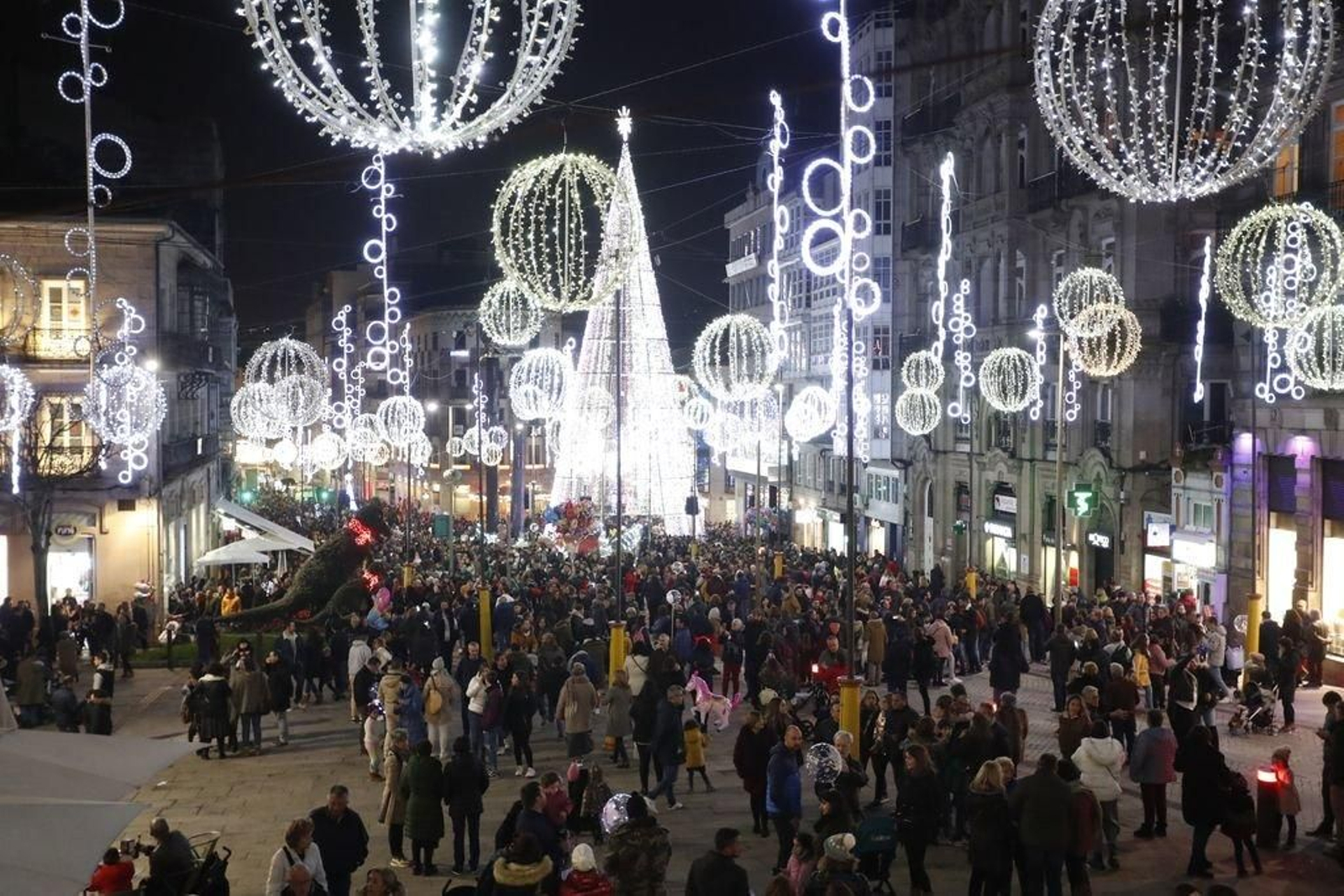 Los turistas invaden Vigo en el Puente310