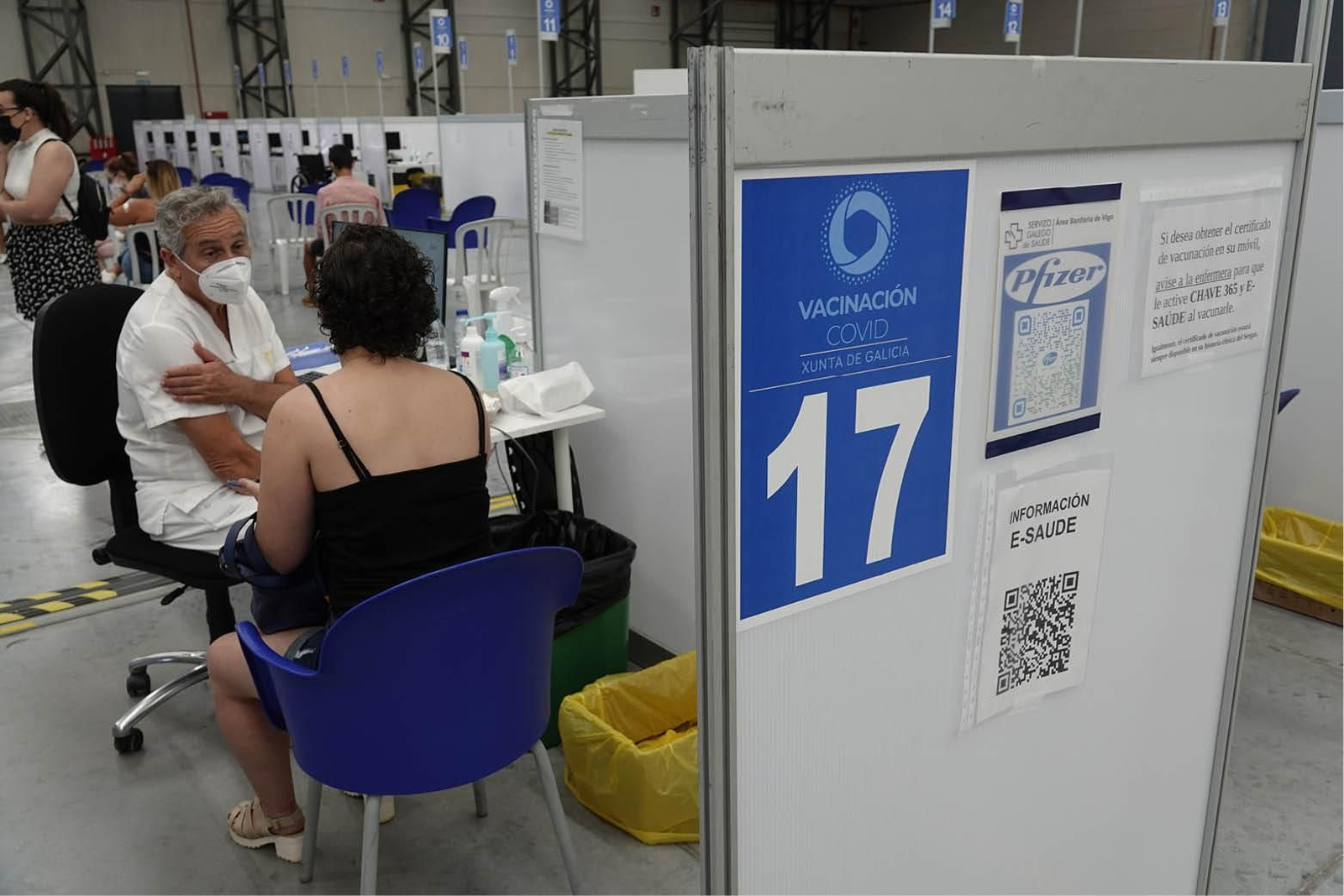 El recinto ferial vigués trabaja estos días con 23 puntos de vacunación al mismo tiempo.