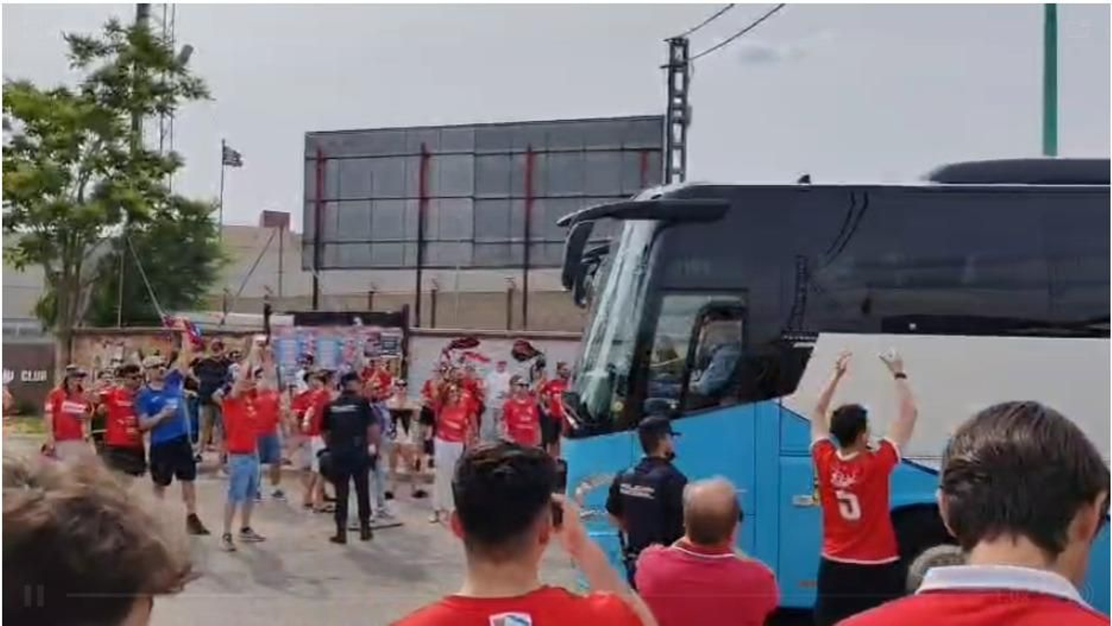 El autobús de la UD Ourense fue recibido entre aplausos por la afición presente en La Fuensanta.