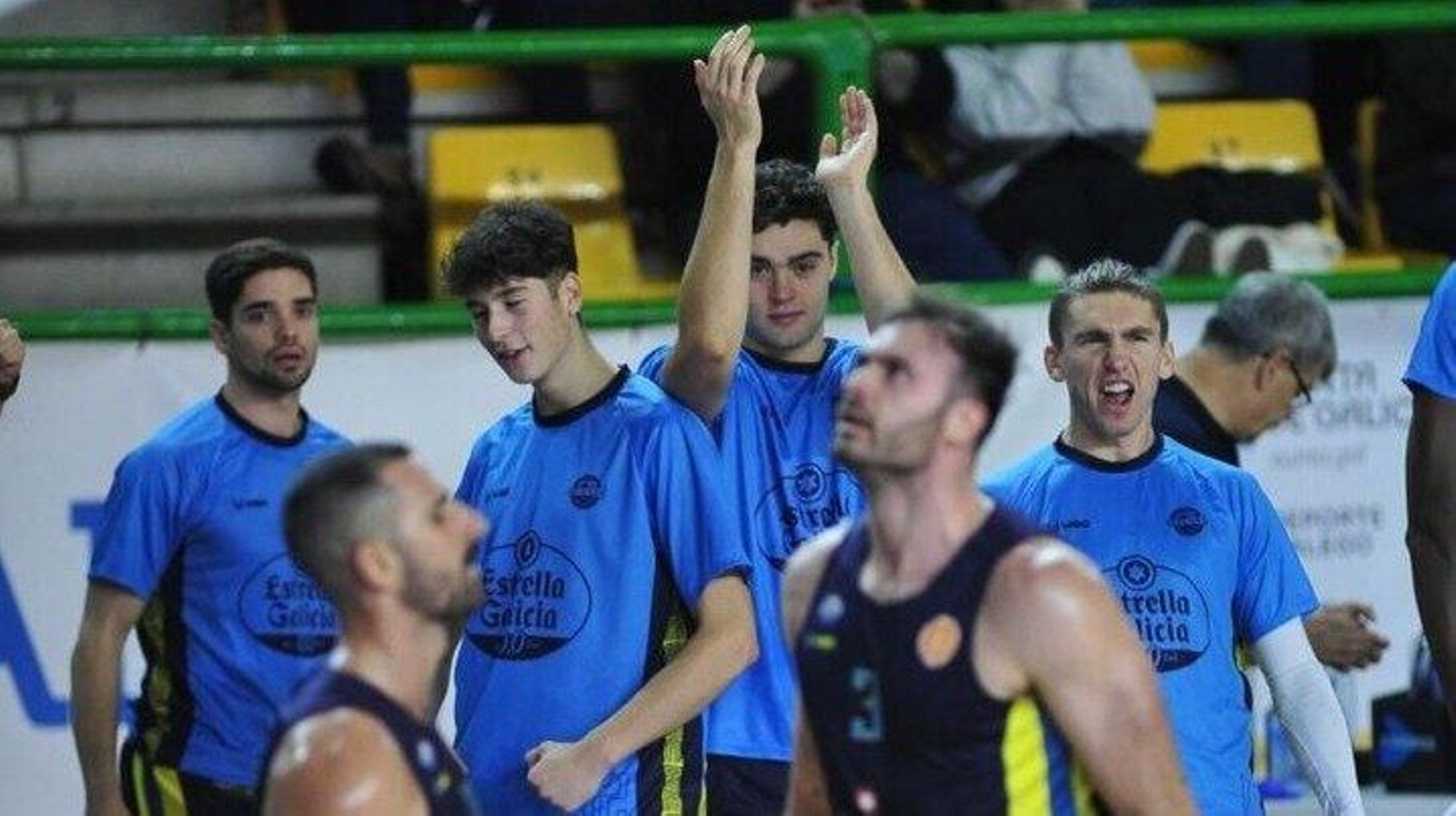 Varios jugadores del COB celebran una canasta (Foto: José Paz).