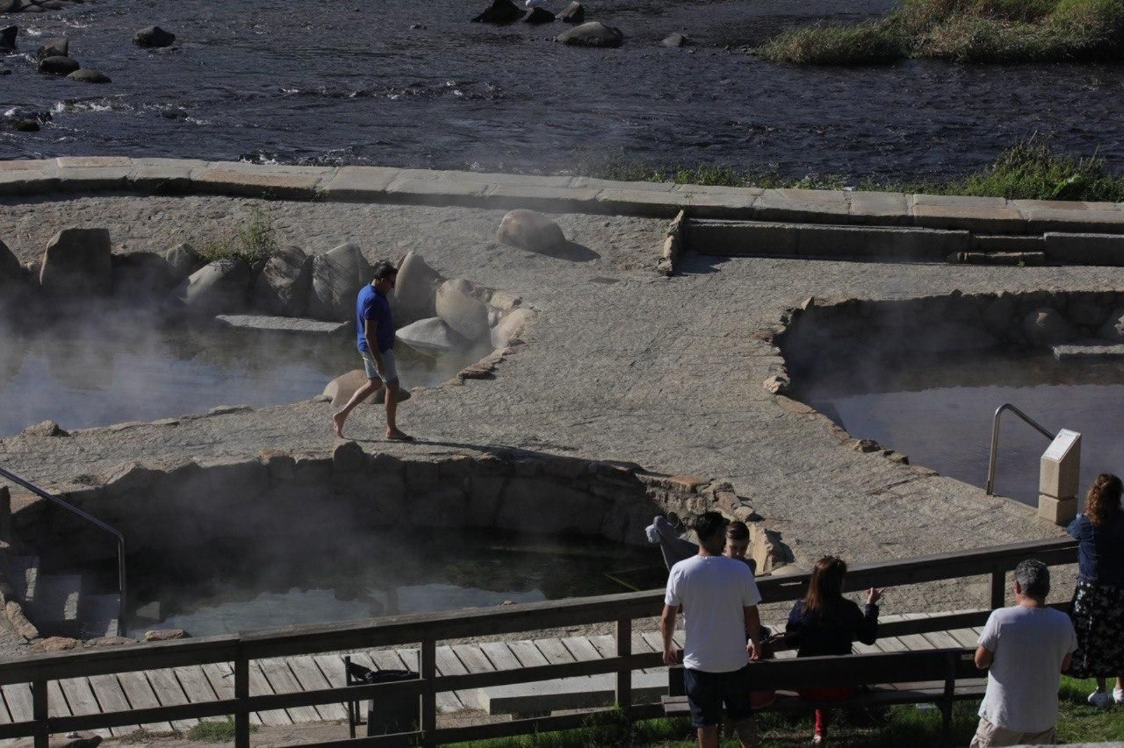 Turistas, este lunes, en Ourense.