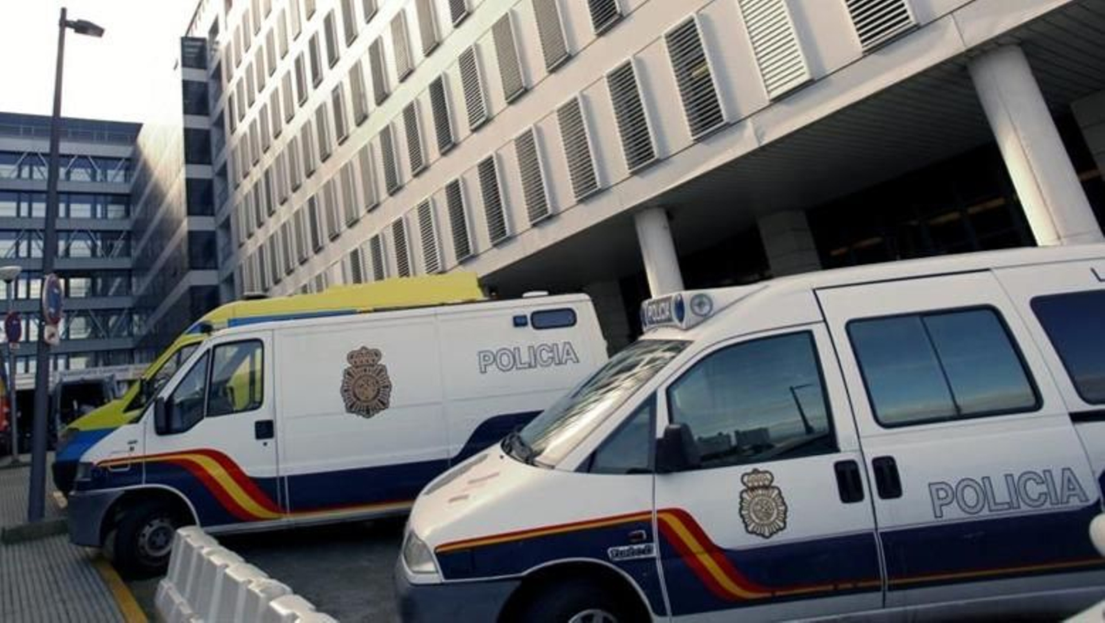 Coches de la Policía Local (EFE).