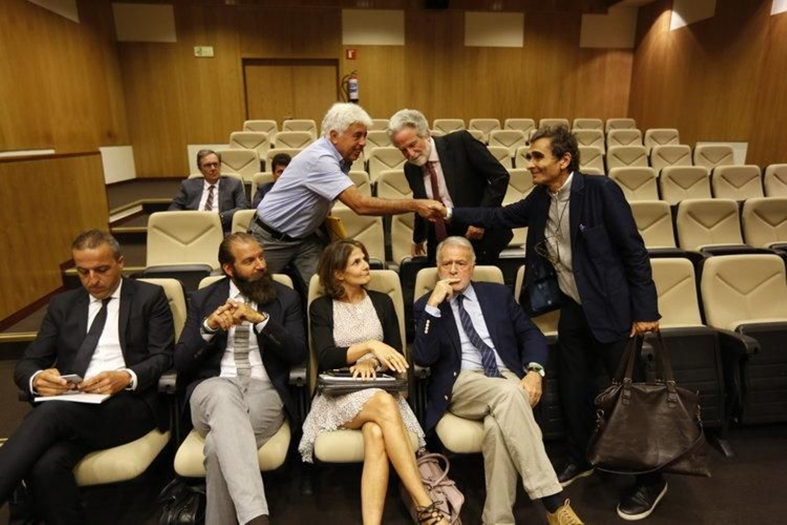 Costas Antimissaris -izquierda-  al lado de los nuevos consejeros y Adolfo Domínguez.