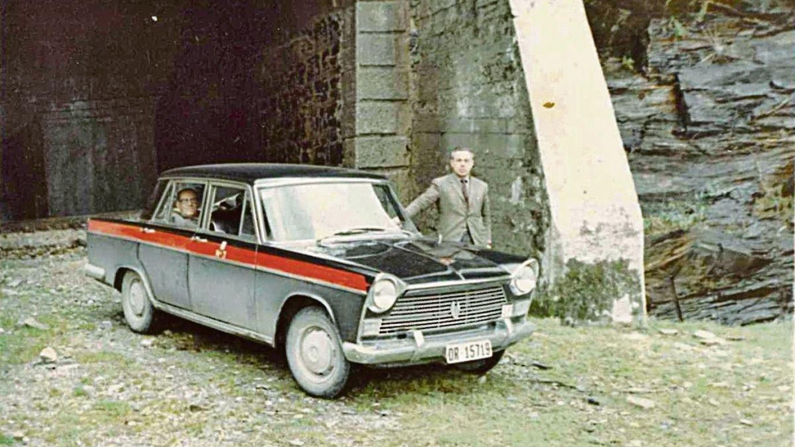 Gonzalo Pavón, padre del amigo Lalo, posando al lado de su flamante 1500.