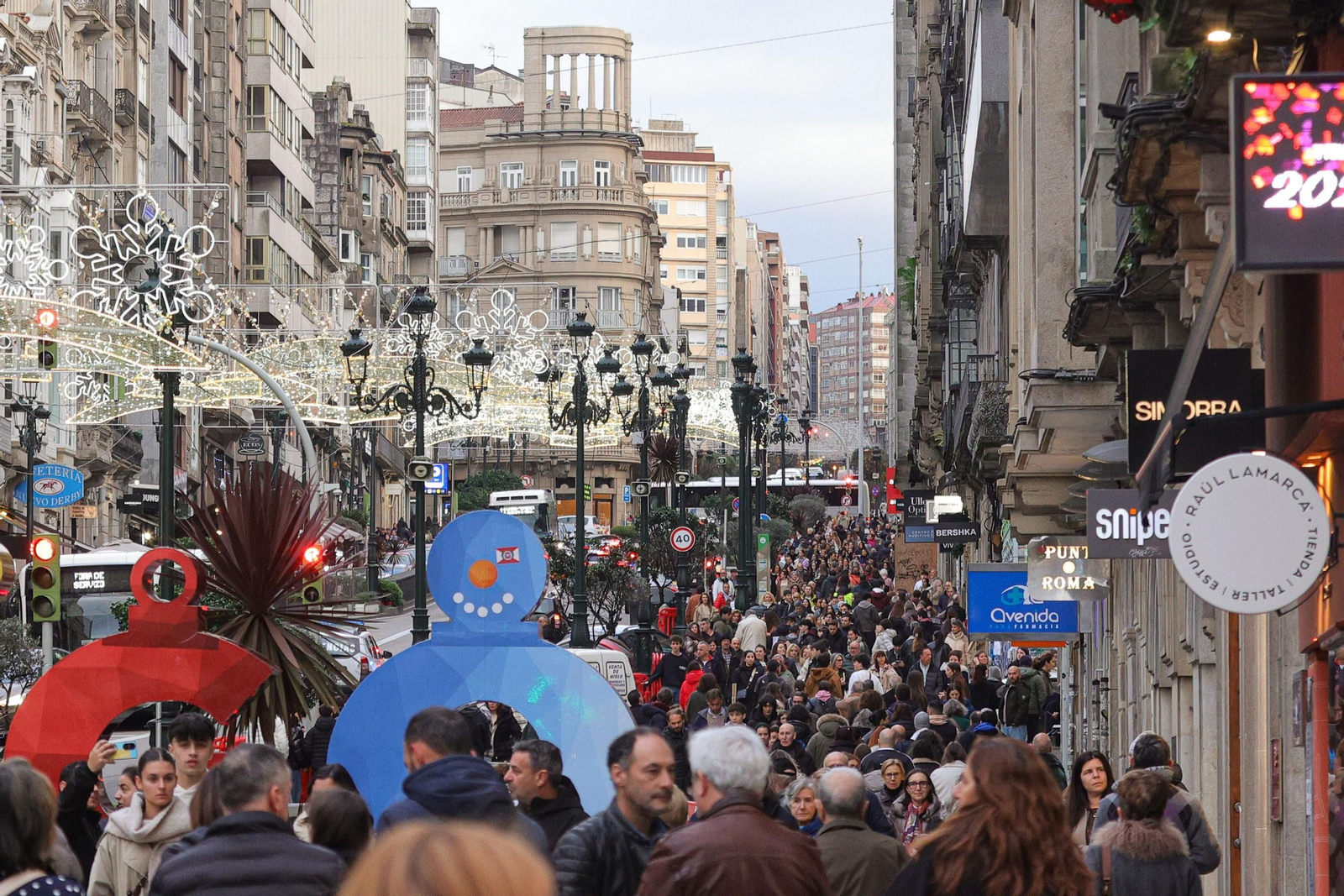 Las calles de Vigo están este fin de semana llenas de gente apurando las últimas compras antes de Reyes.