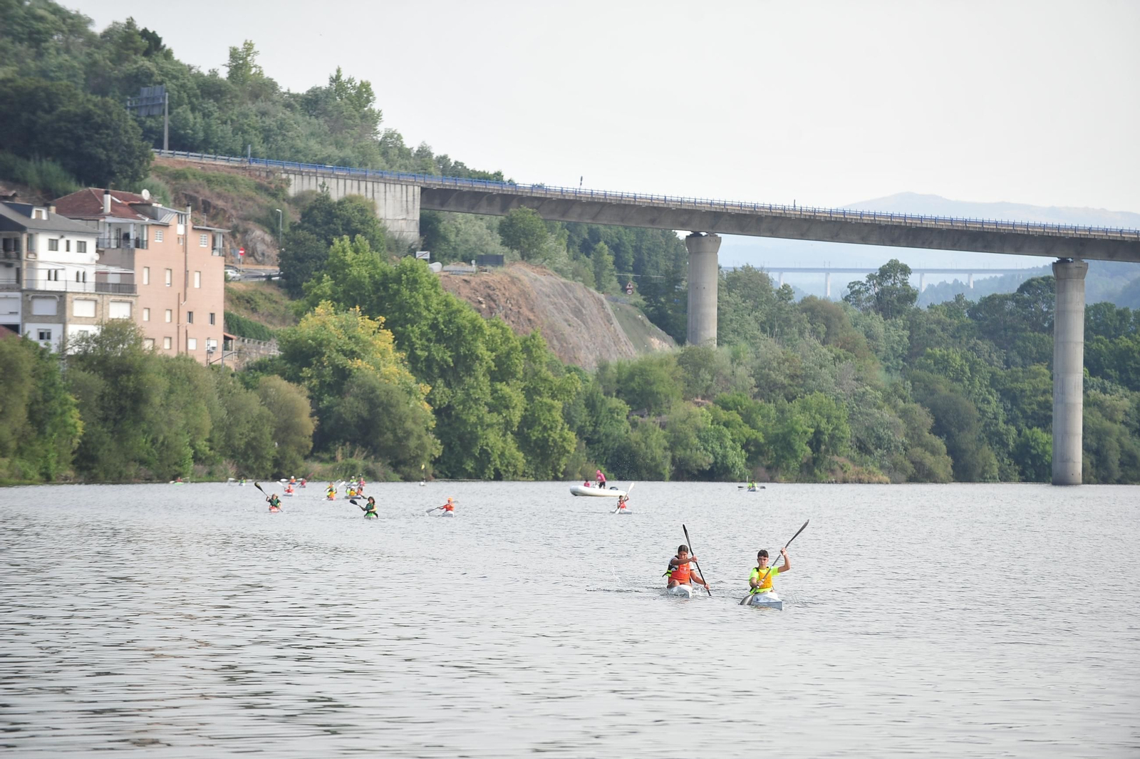 Galería | Una fiesta del piragüismo ourensano sobre el agua en Barbantes