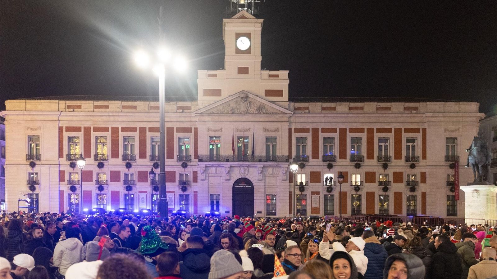 Cientos de personas en la Puerta del Sol de Madrid