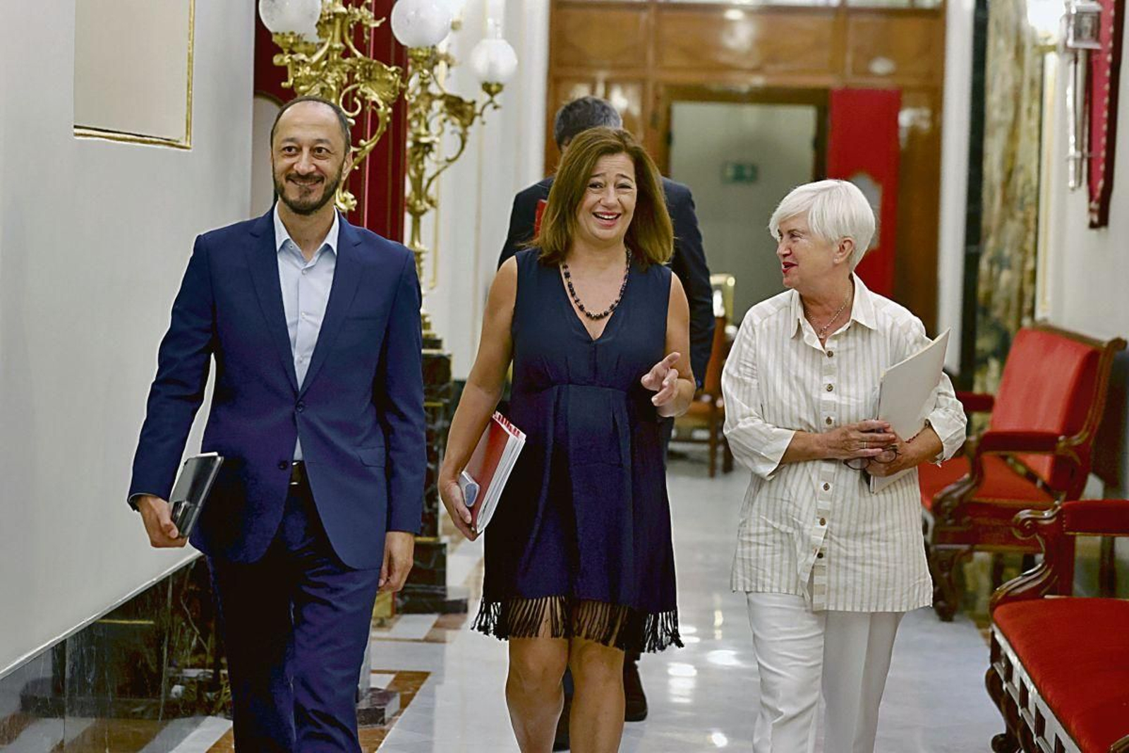 La presidenta de la Mesa del Congreso, Francina Armengol, en el centro, ayer.
