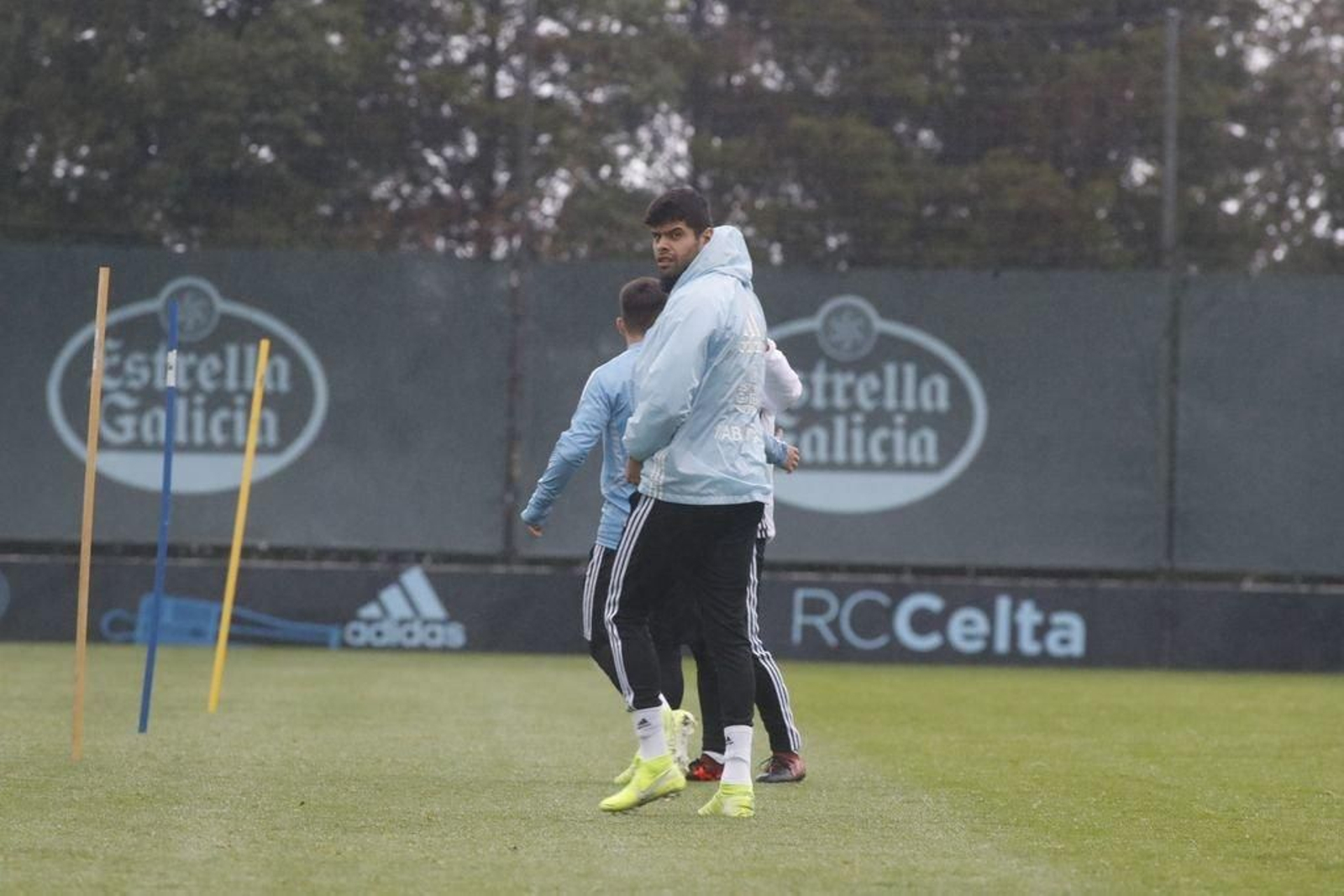 Néstor Araujo es uno de los cinco célticos con tres amarillas.