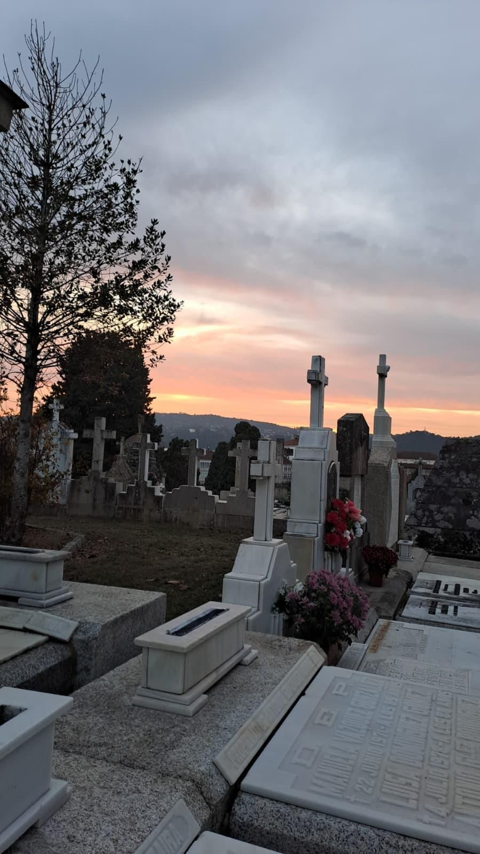 Galería | Los cementerios de Ourense se preparan para el Día Todos los Santos y los Fieles Difuntos
