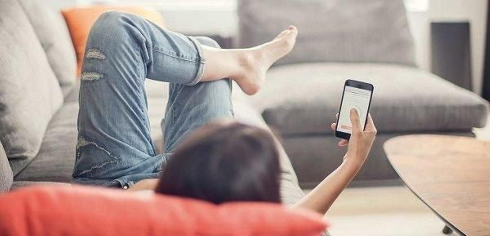 Una joven utilizando su teléfono.