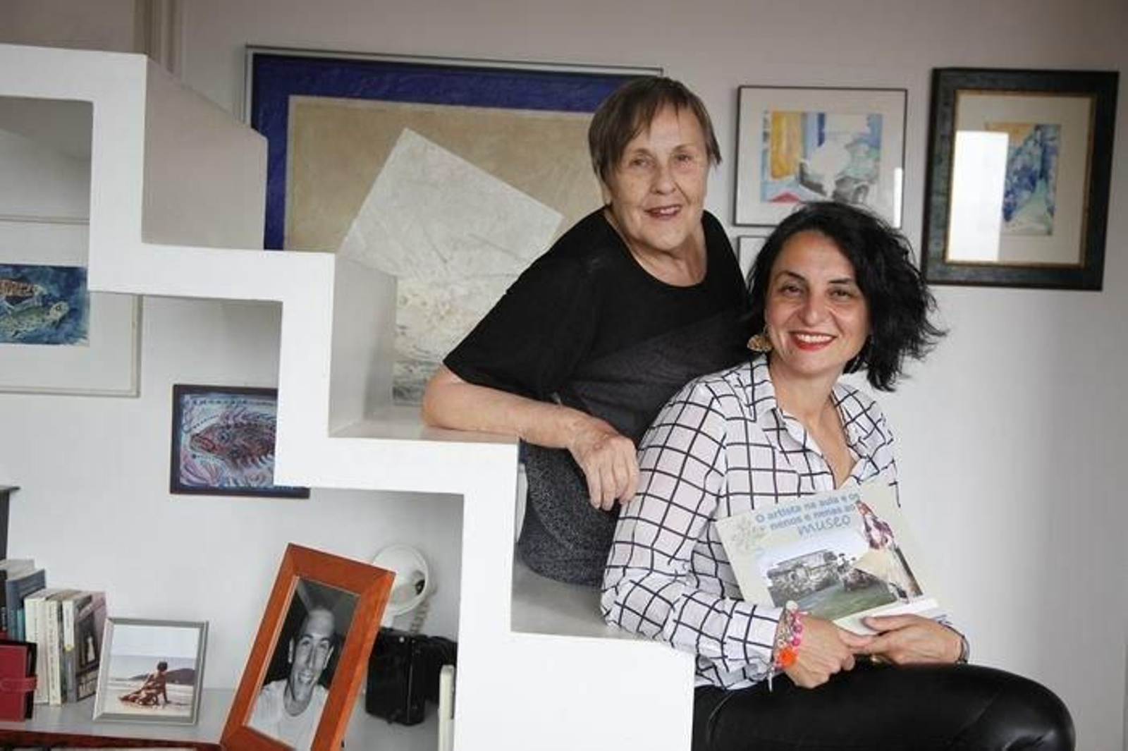 Chus Blanco y María Miguélez, con el cuaderno.