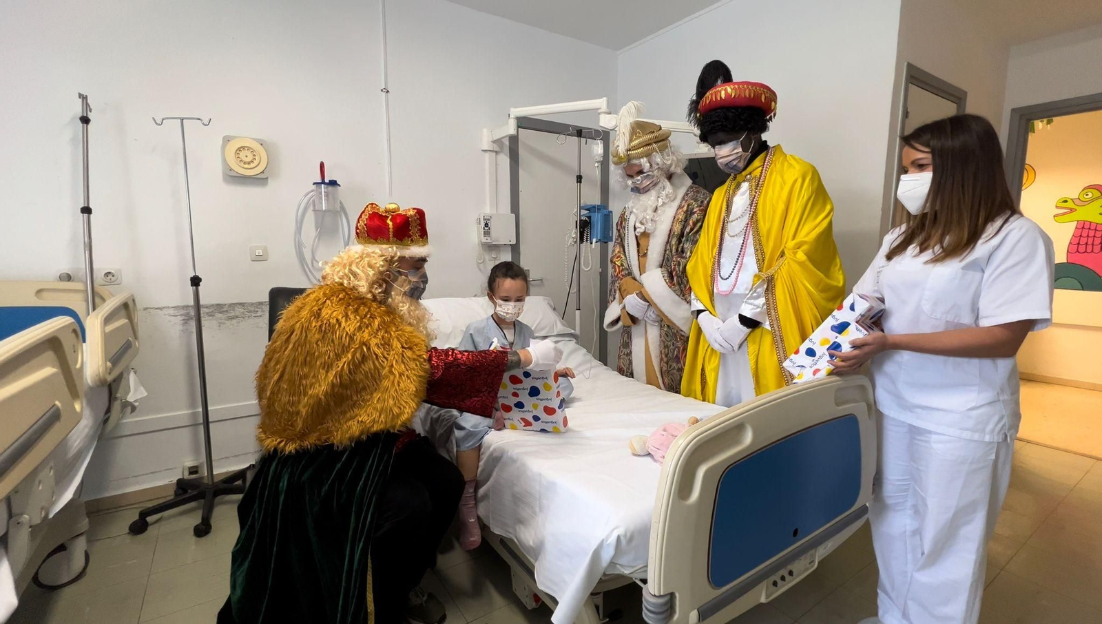 OURENSE. Sus Majestades tampoco se olvidaron de los niños y mayores que permanecen ingresados en el CHUO.