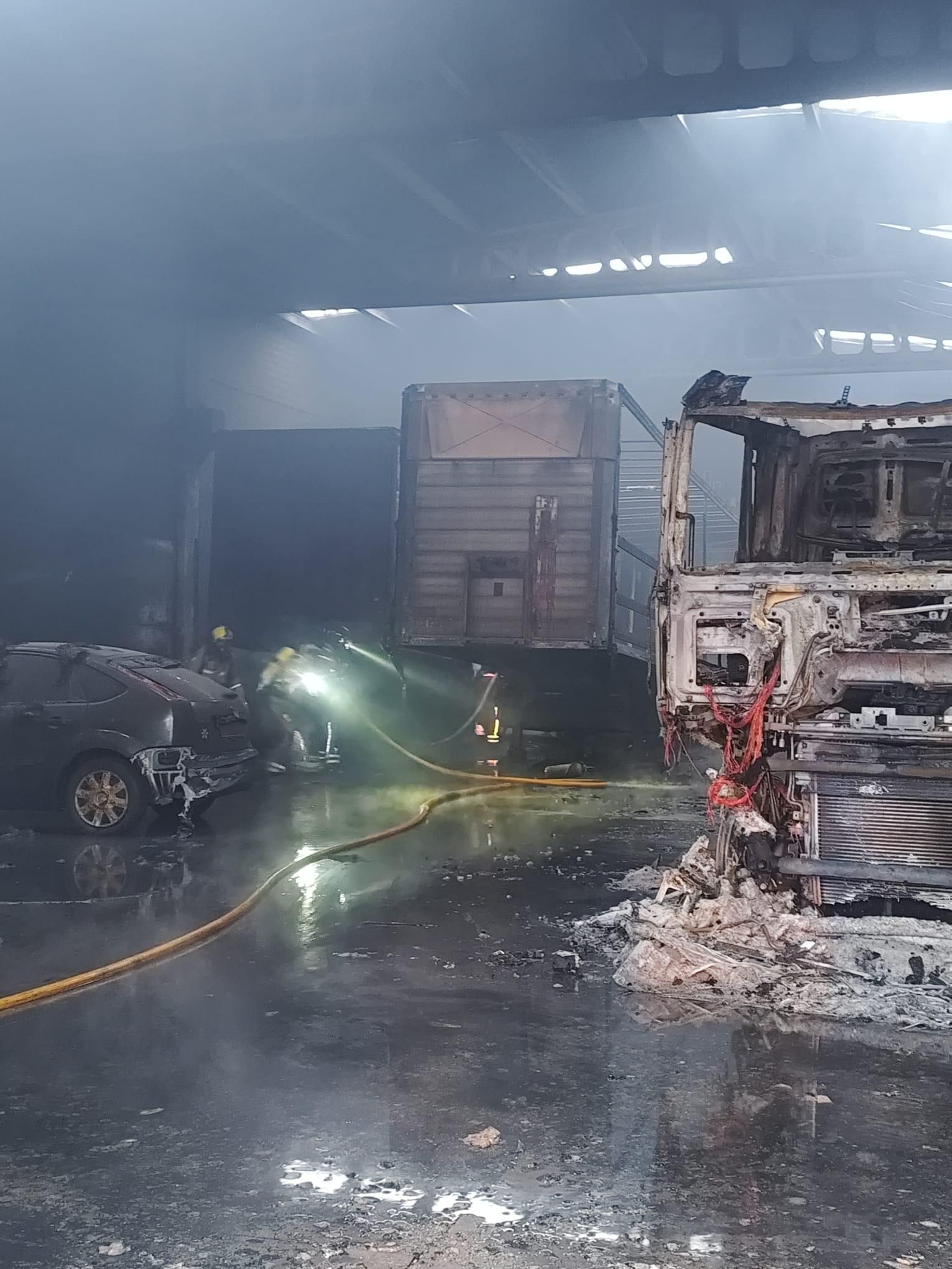 Galería | Así quedó la nave de transportes totalmente calcinada en el polígono de San Cibrao