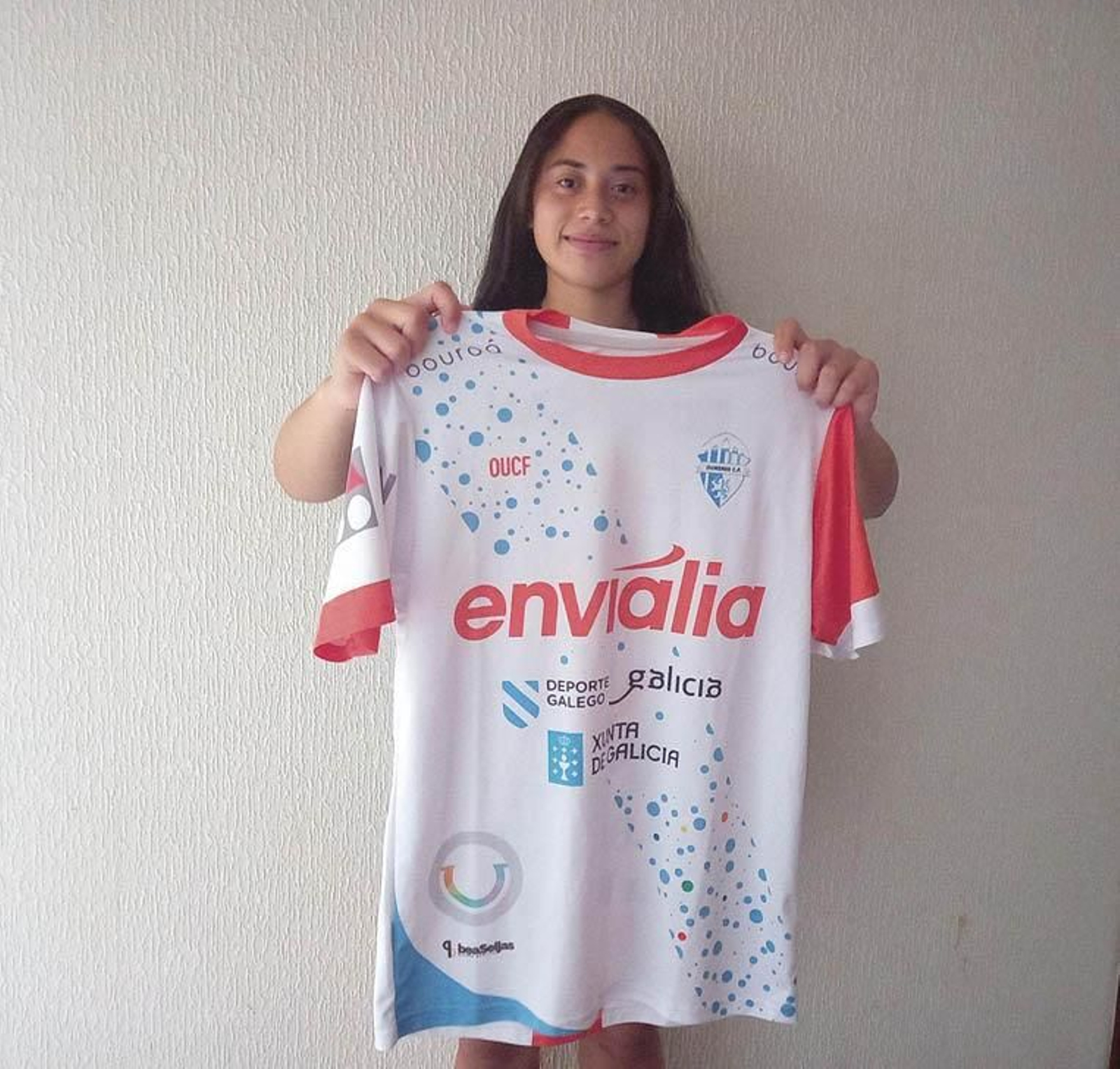 La jugadora posa con la que será su nueva camiseta.