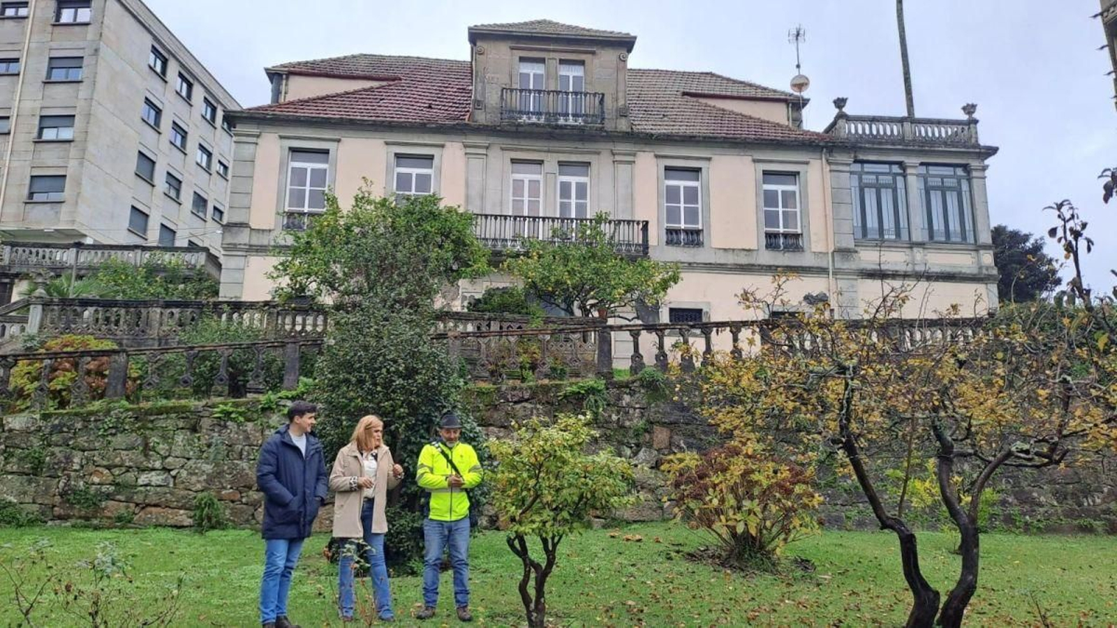 La alcaldesa y el concejal Roberto Villar en los jardines de la villa donde se instalará la biblioteca.
