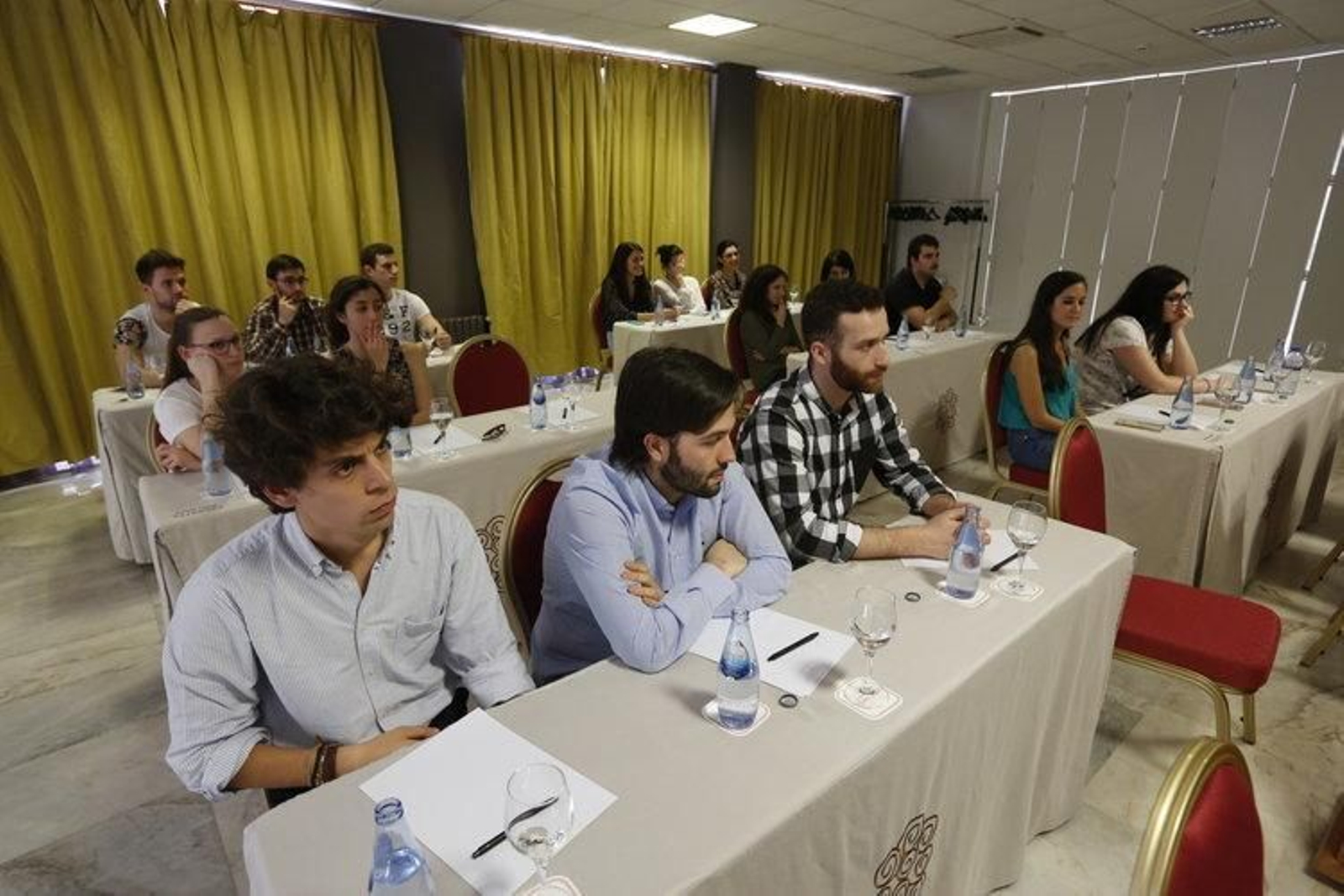 Estudiantes que participan en las jornadas sobre balneoterapia, en Arnoia.