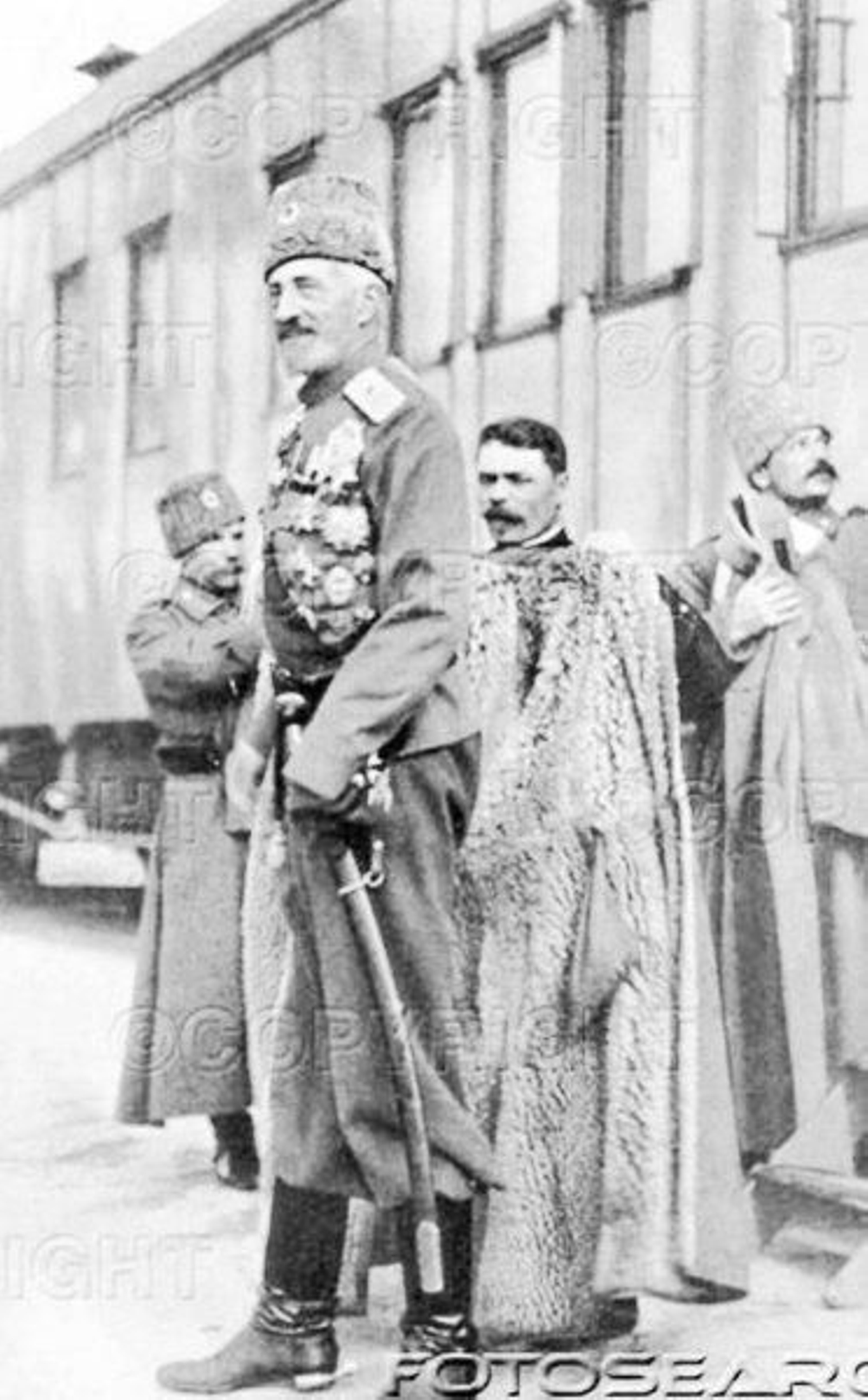 El Gran Duque Nicolás con su ayuda de cámara, el orensano Francisco Pérez, el que le pone el abrigo.