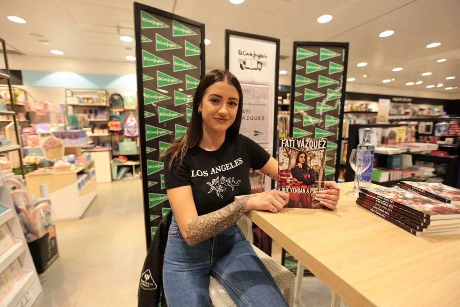 La youtuber Fati Vázquez da el salto a la literatura con su libro “Y que vengan a por mí”, que presentó ayer en El Corte Inglés.