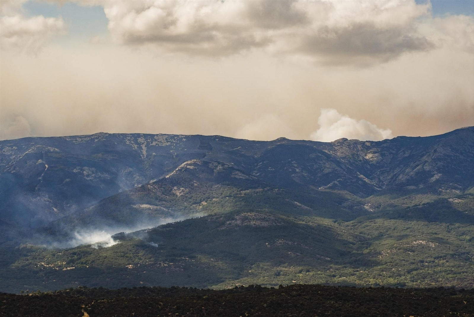 Galería | El incendio forestal de Burgohondo en Ávila se mantiene sin ser controlado, en fotos