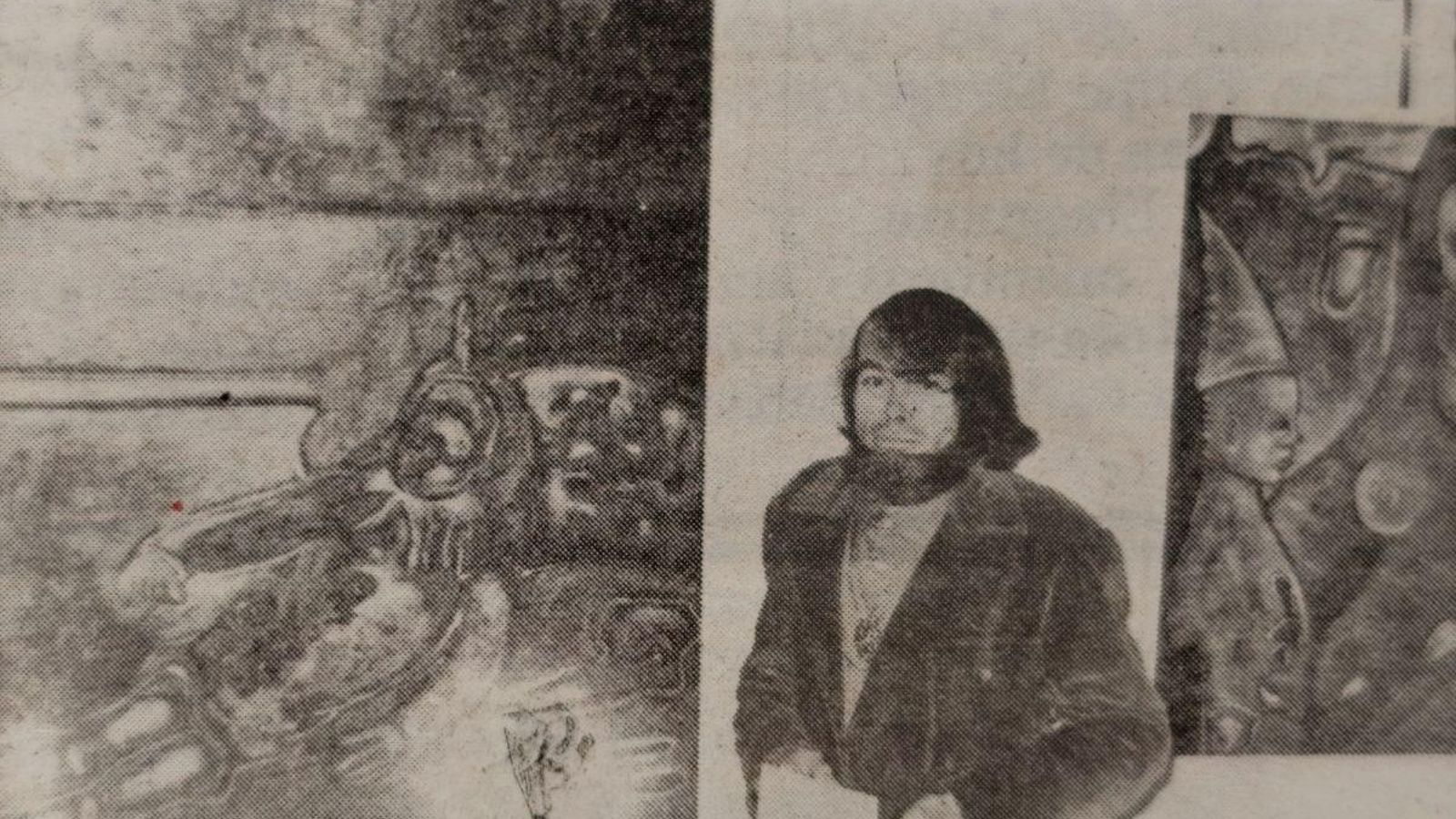 Tony Rivas, ante dos de sus cuadros.
