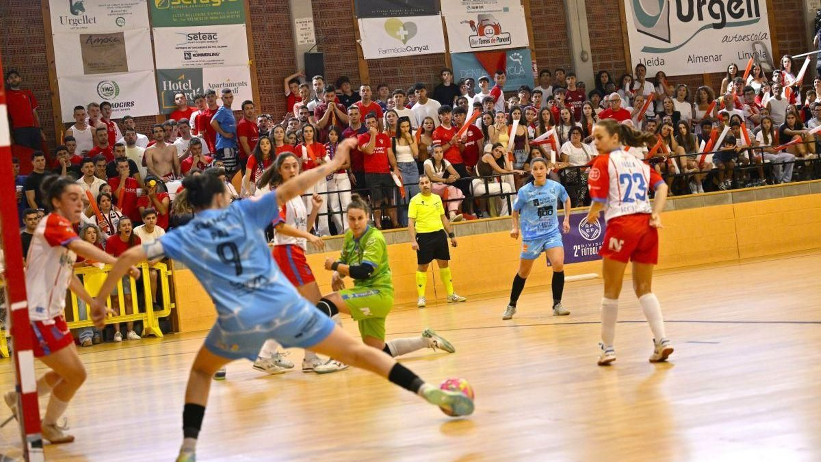Pau se dispone a abrir el marcador del Estrela en el partido de Linyola, a pase de Anita.