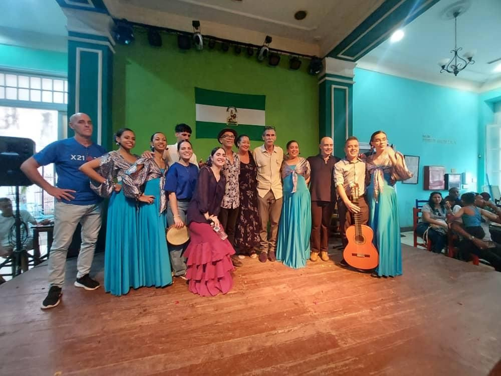 Grupos participante junto al presidente CADLH