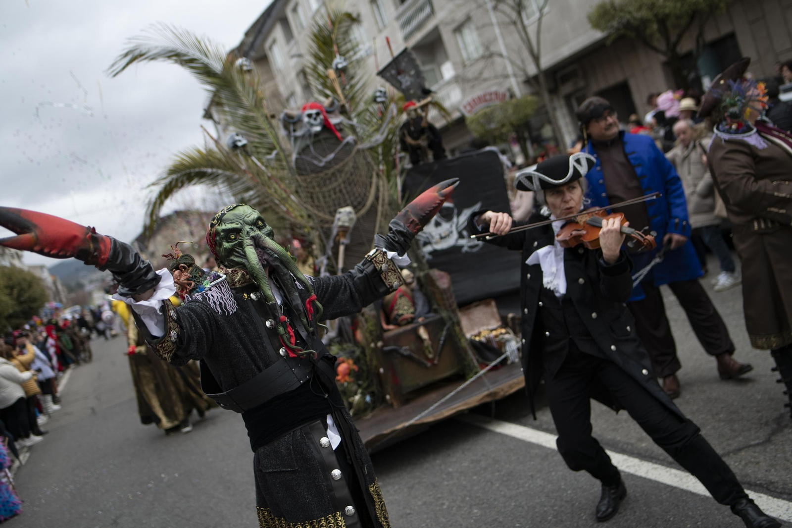 Galería | Verín vive su domingo de Entroido, el desfile en fotos