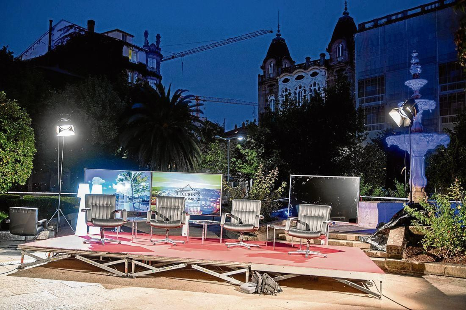 Instalación de plató de Telemiño, que está situado en la plaza de Bispo Cesáreo. (Foto: Óscar Pinal)