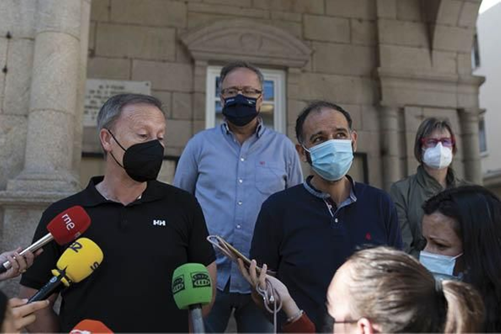 Rafael Villarino y Javier Rey, en la Praza Maior. (FOTO: MARTIÑO PINAL)