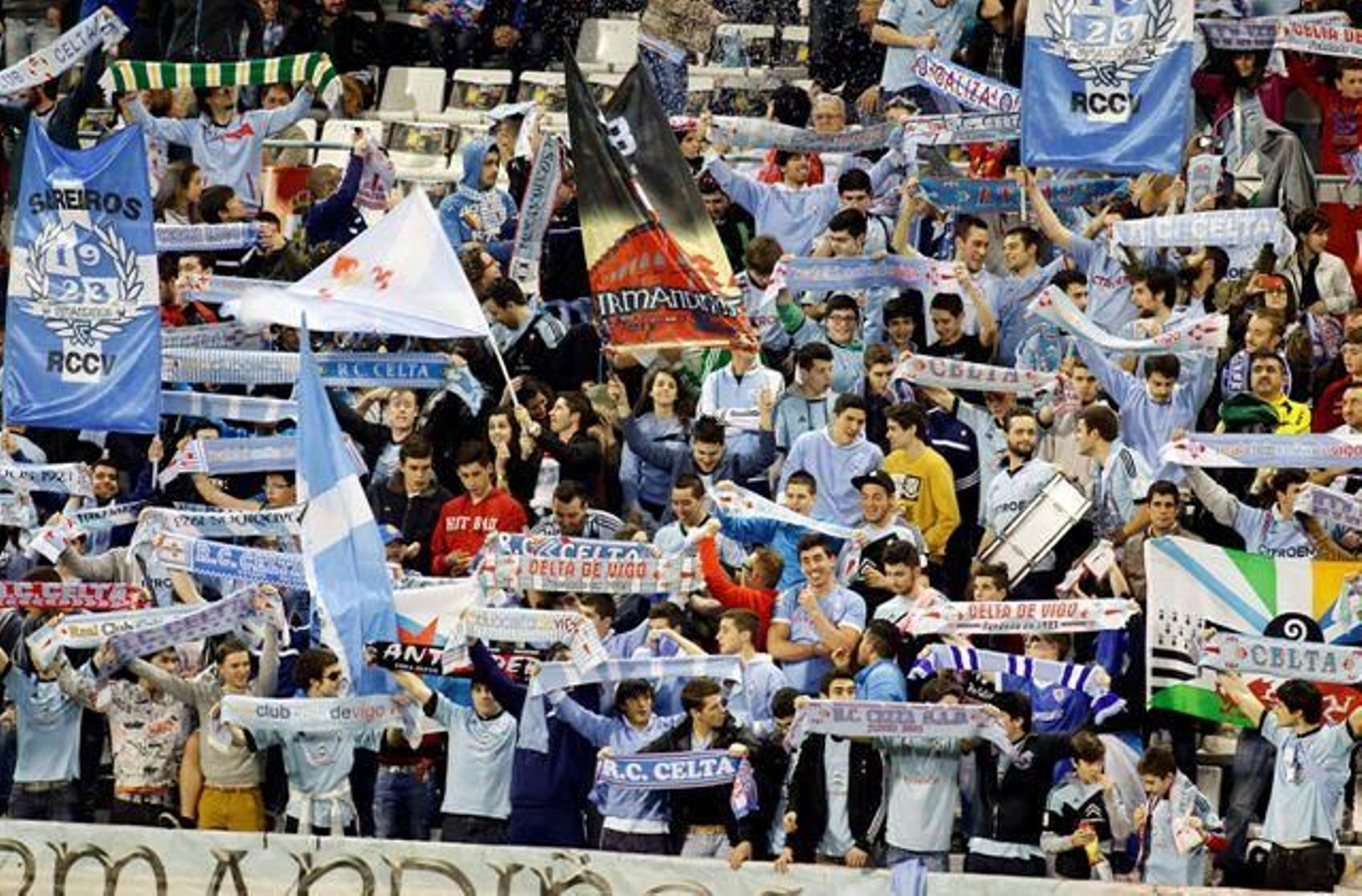 La afición del Celta volvió a responder y Balaídos registró ayer una magnífica entrada. En la imagen, seguidores en la grada de Río Bajo.