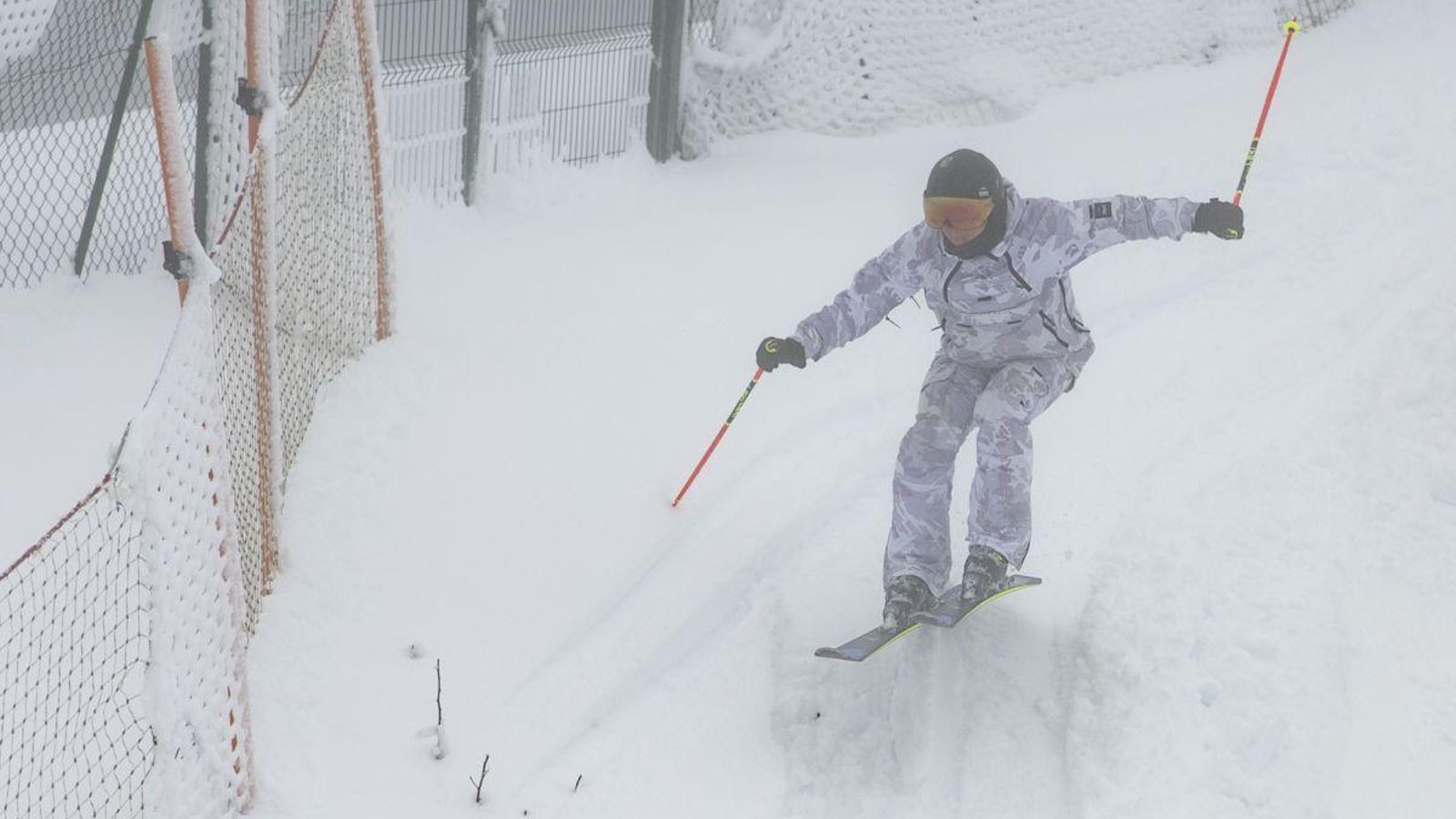 Un esquiador disfrutando de pequeños saltos.