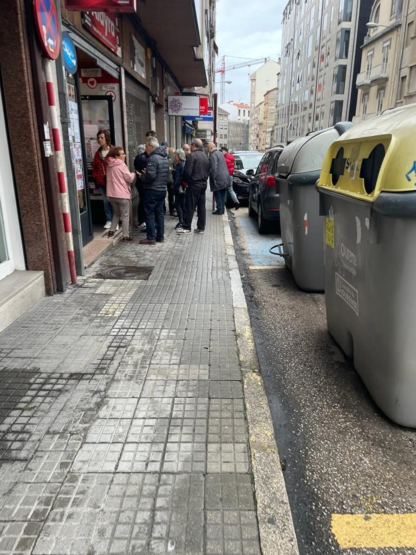 Colas en una agencia de la avenida de Portugal.