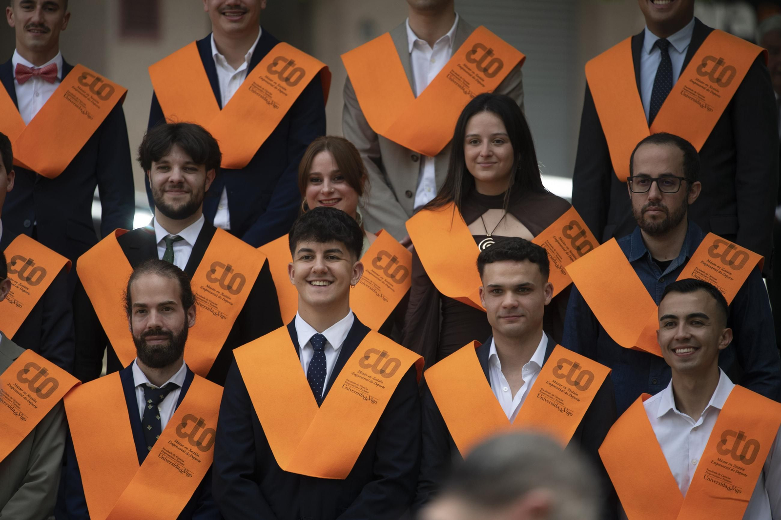 Galería | Los alumnos de ADE y Turismo se gradúan bajo un intenso calor