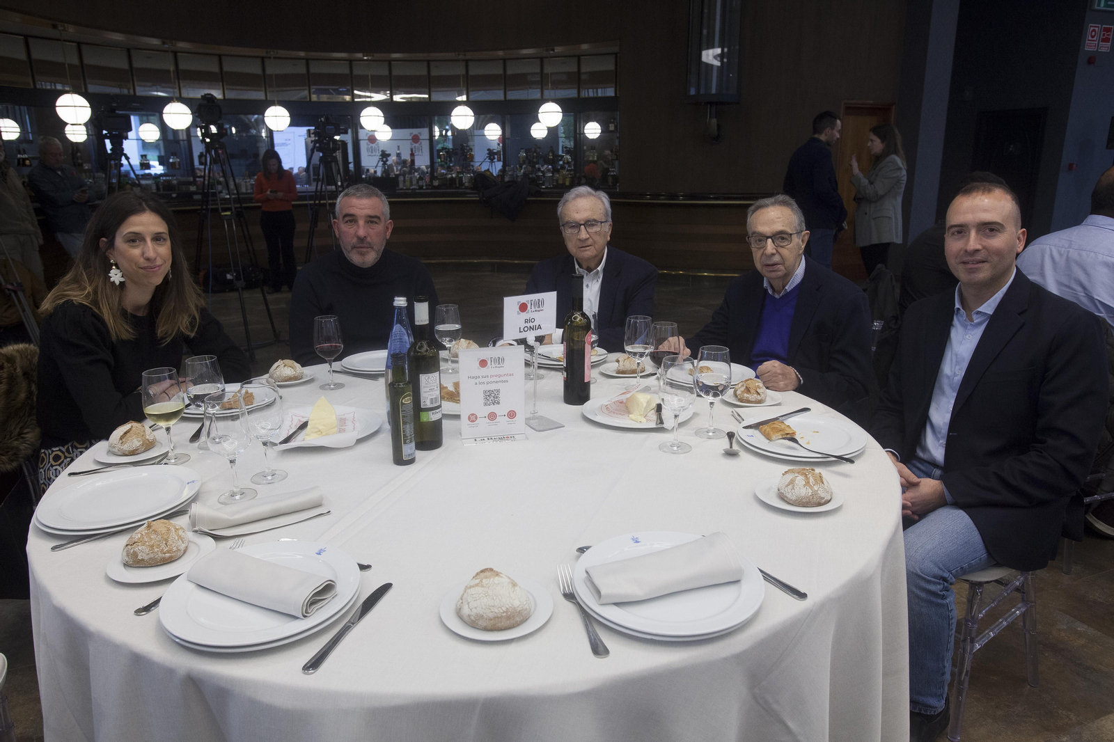 RÍO LONIA: María Galende, de Ferro Abogados; Tino Cid, del Grupo Cid Gavilanes; Manuel Martínez Rapela, de la directiva del Liceo de Ourense; Jacinto Seara, físico nuclear y articulista de La Región, y Lalo Gómez, administrador de Sublime Deporte y Cultura. (MIGUEL ÁNGEL)