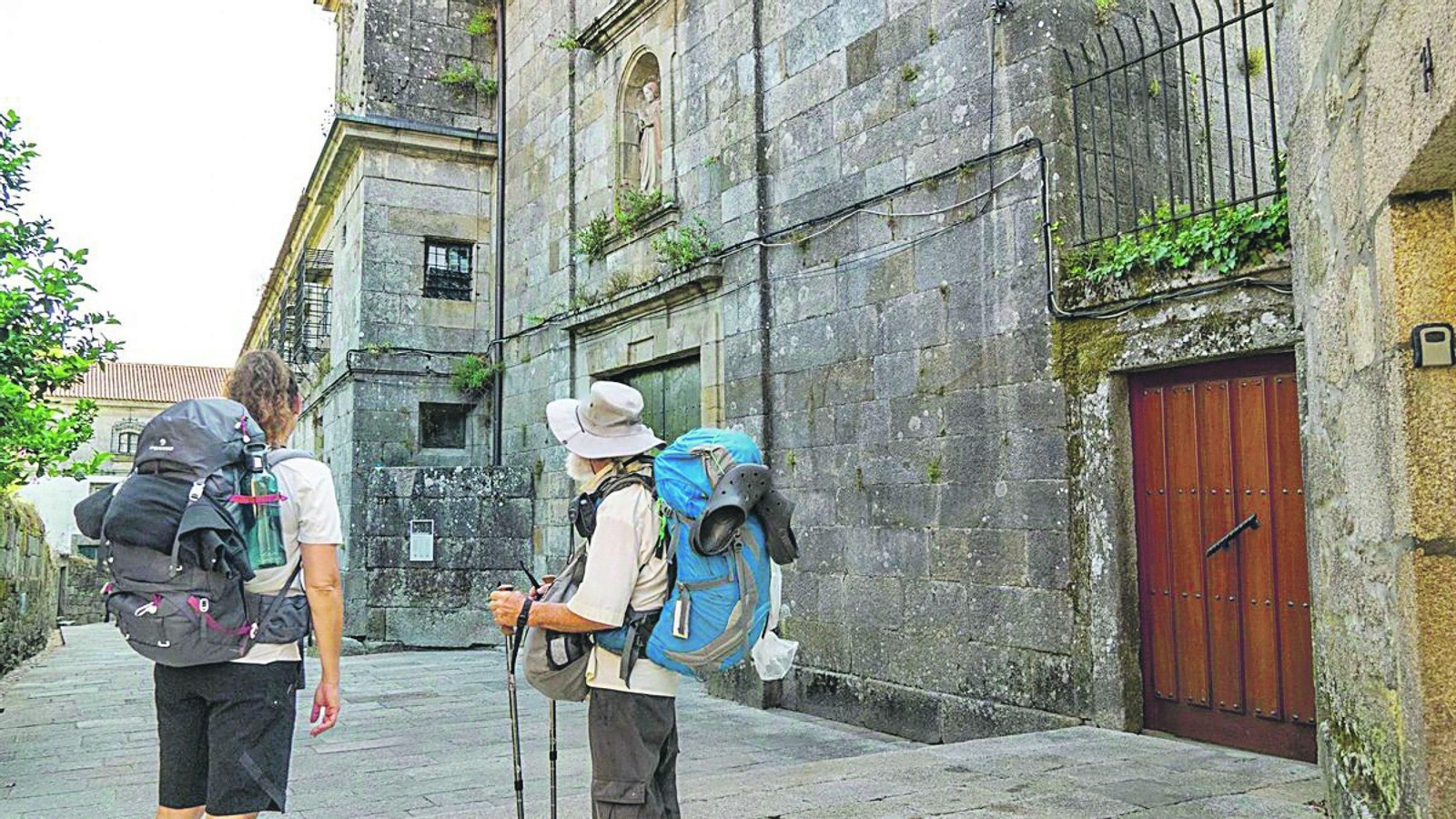 Dos peregrinos en camino a Santiago, a su paso por el concello de Tui