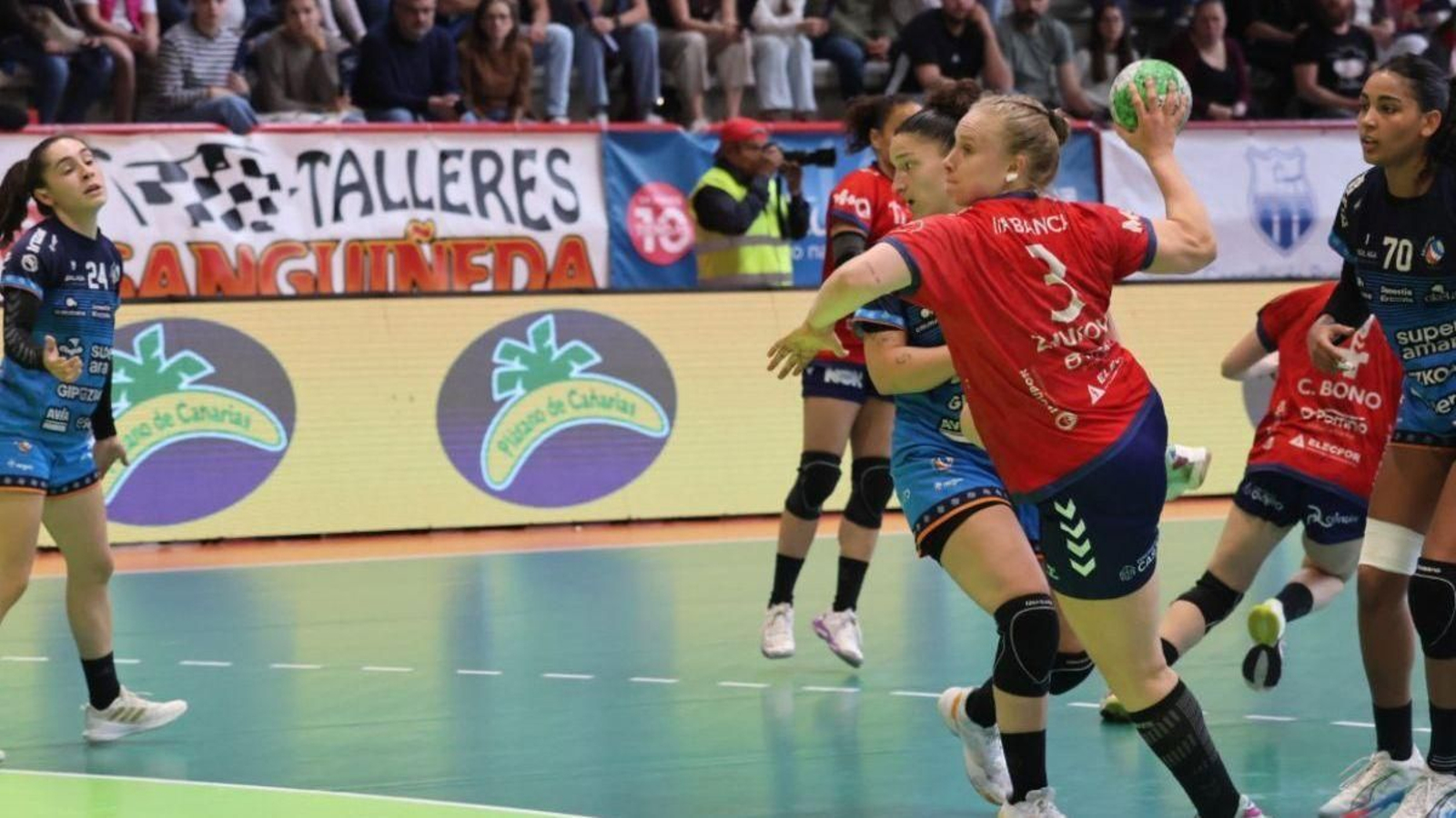 Katia Zhukova lanza a portería desde seis metros.
