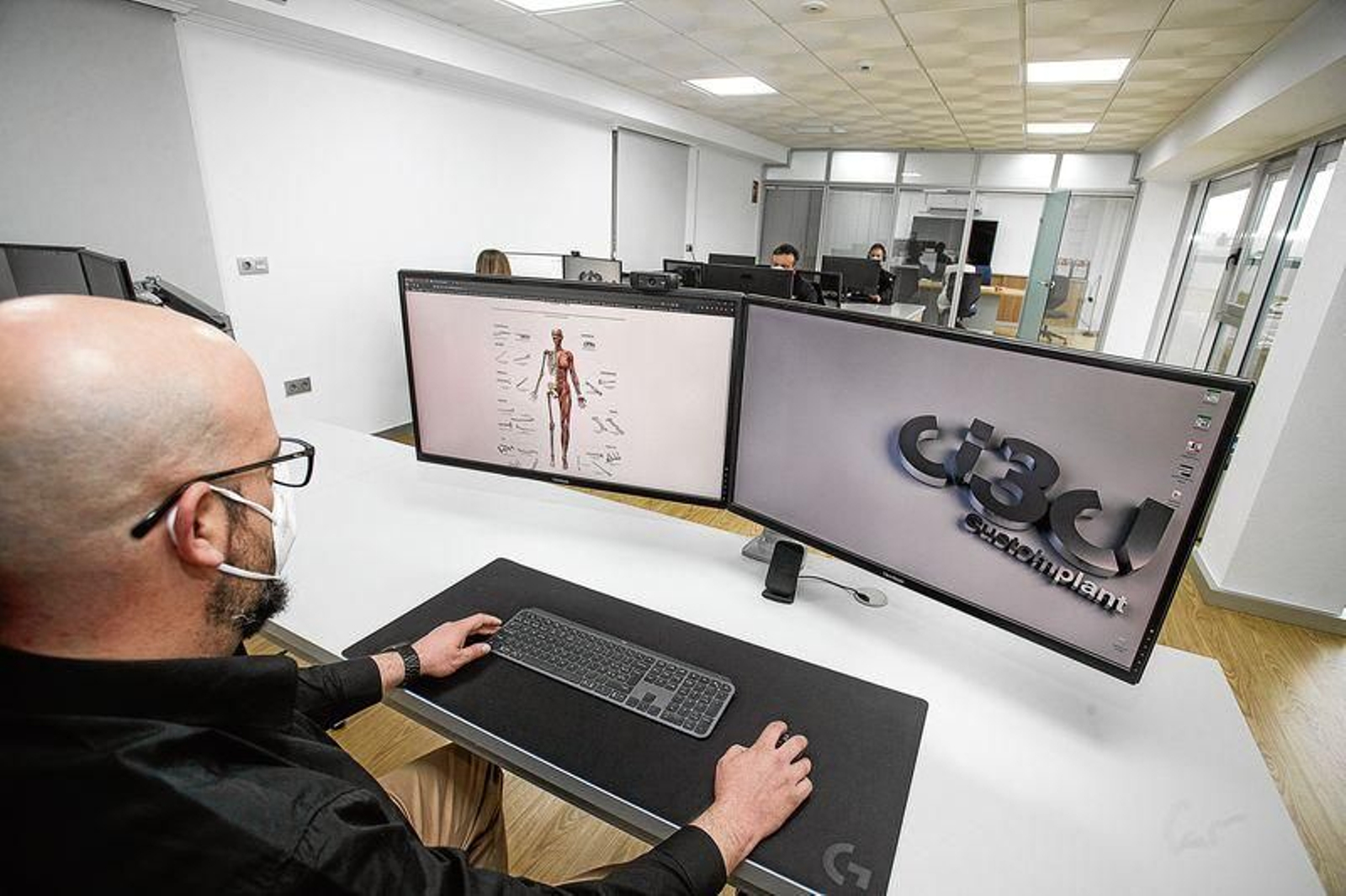 Un técnico de la empresa trabaja con los medios de Custominplants.